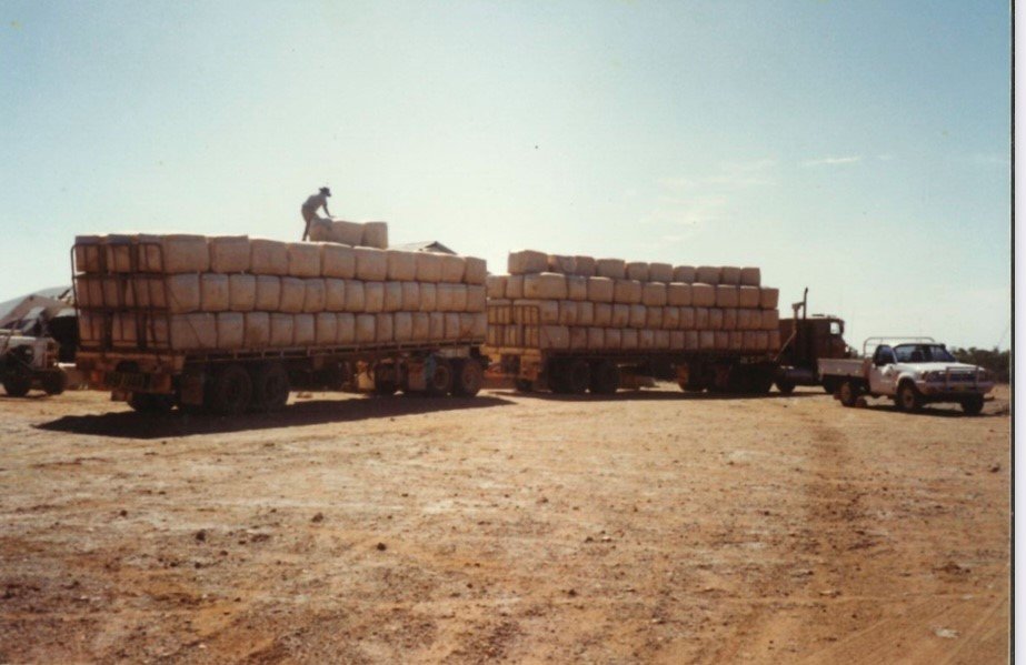 Loading the F700 with Wool in the Gascoyne.jpg