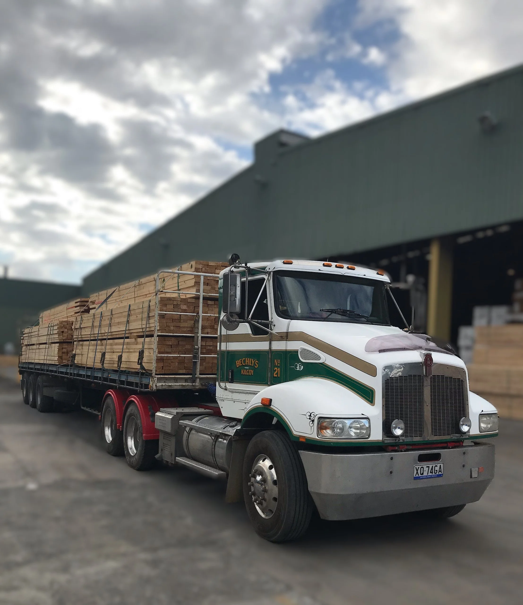 2014 T359 Kenworth Prime Mover - taken at Narangba.jpg