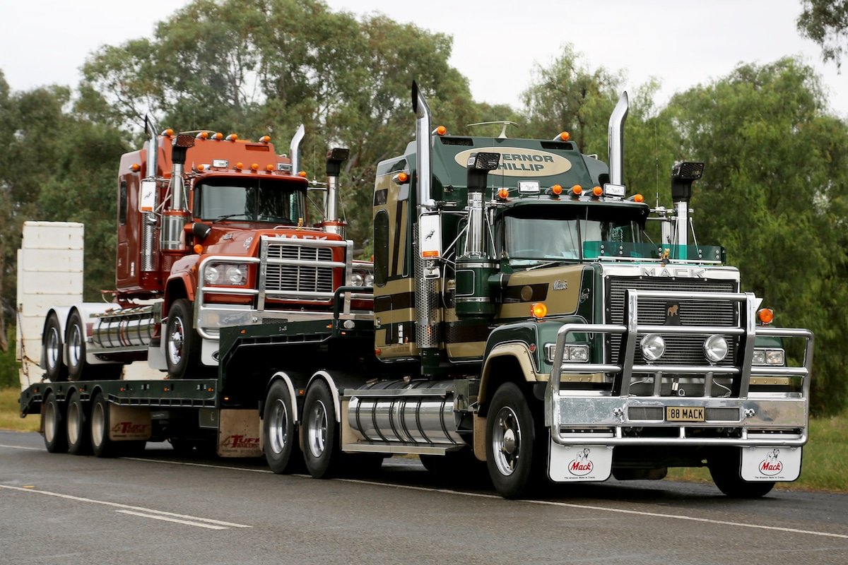 1988 Mack Superliner Bi centenial - V8 Value liner.JPG