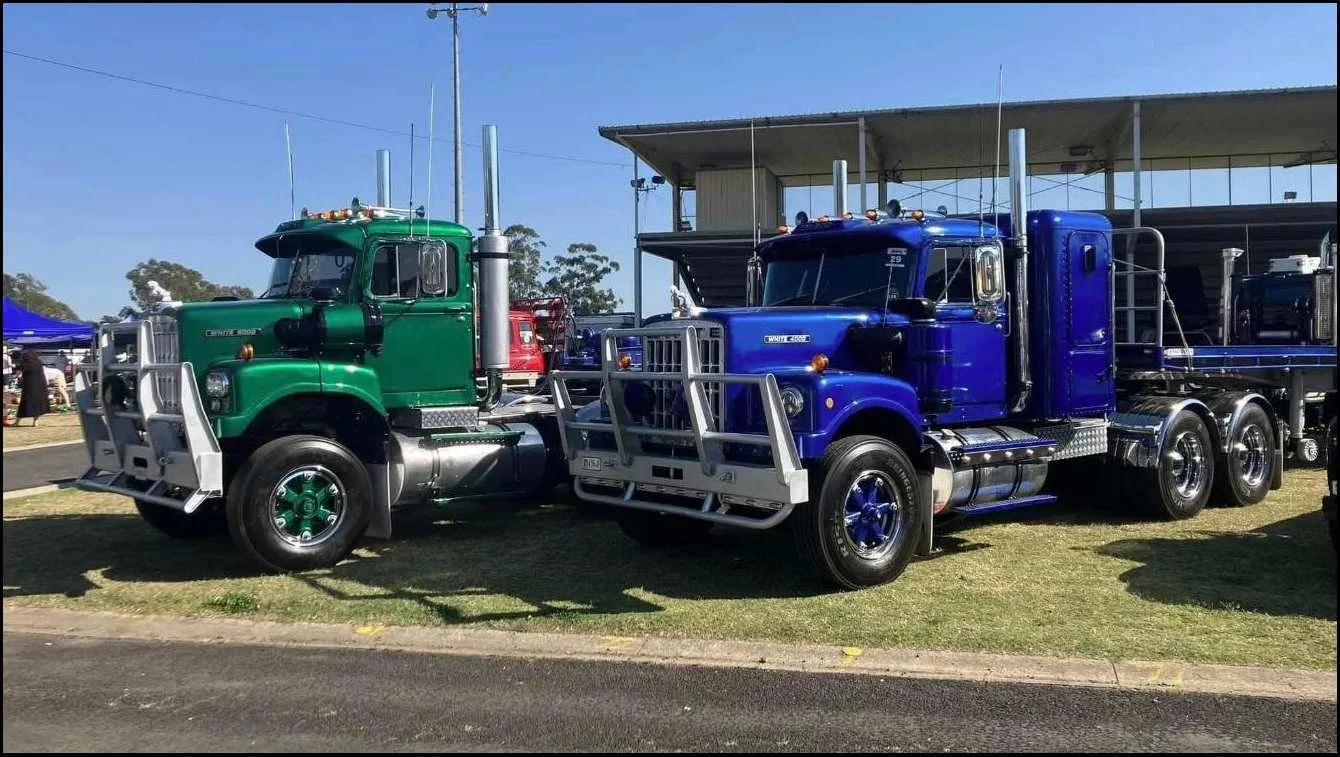 Photo White 4000 TK Truck.jpg