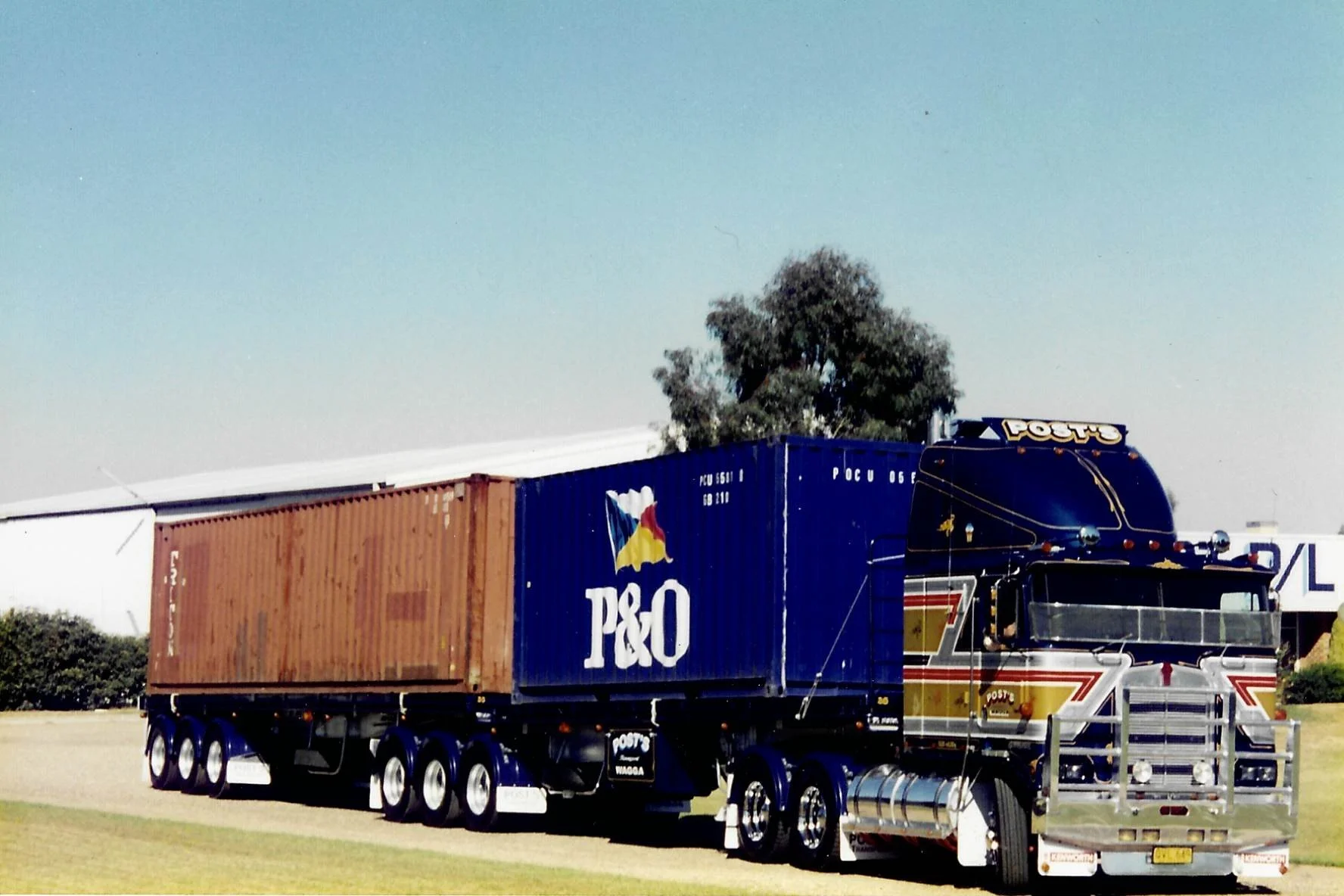 Kenworth K100 1984 containers of wool.jpg