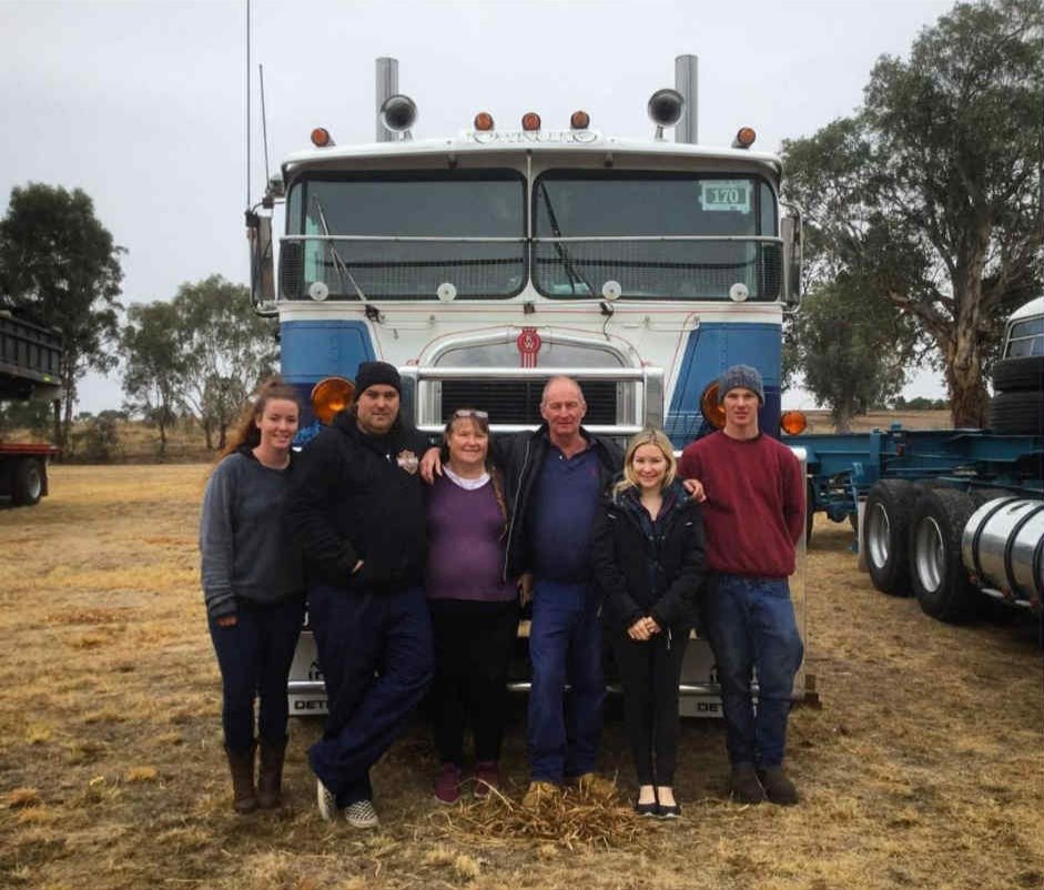 2 - family crawling the hume_A.JPG