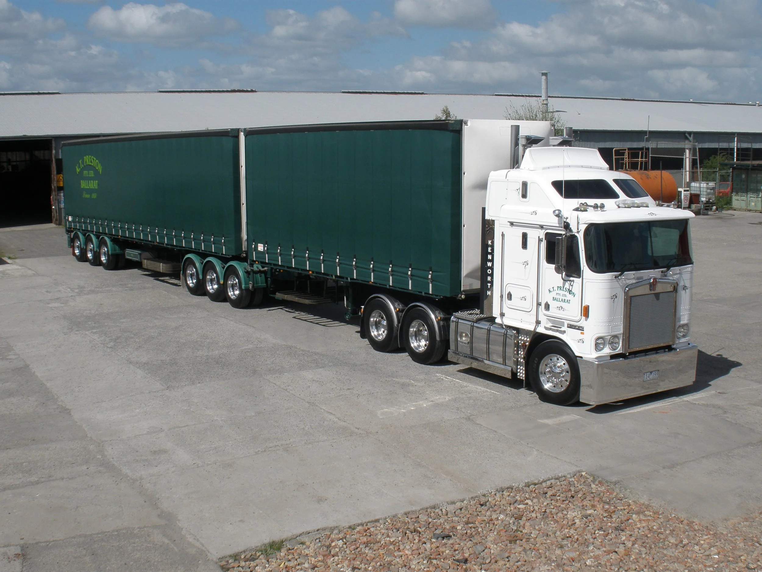 KEVIN PRESTON 2014 kenworth and tautliners.JPG