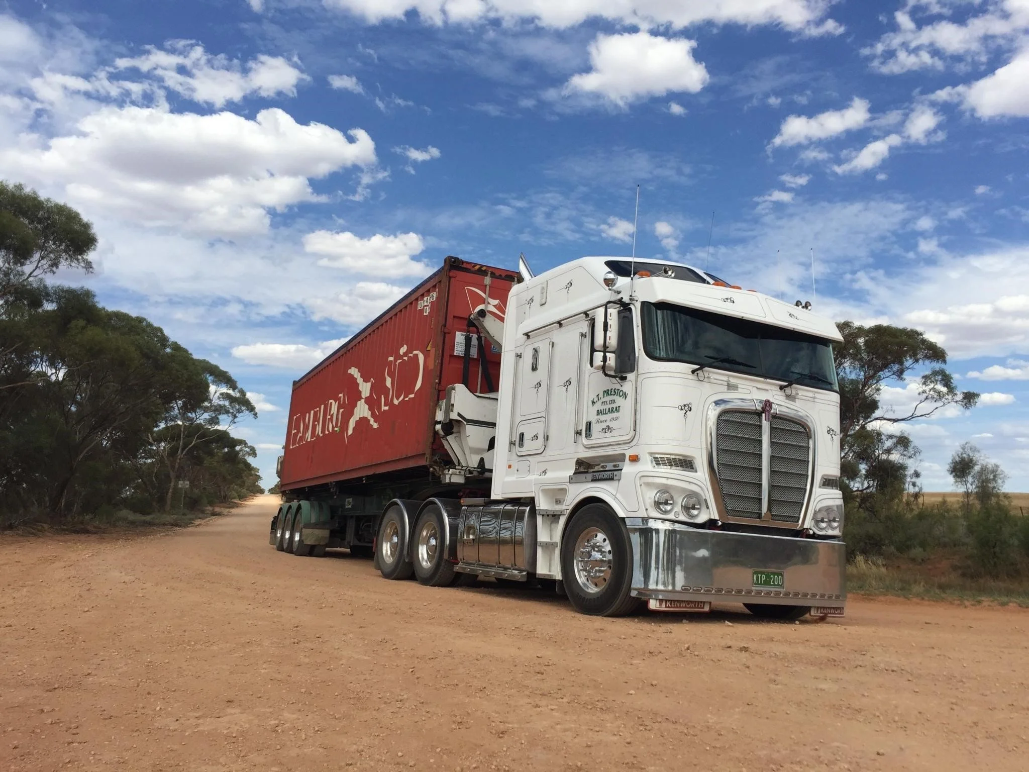 KEVIN PRESTON kenworth and sideloader.jpg