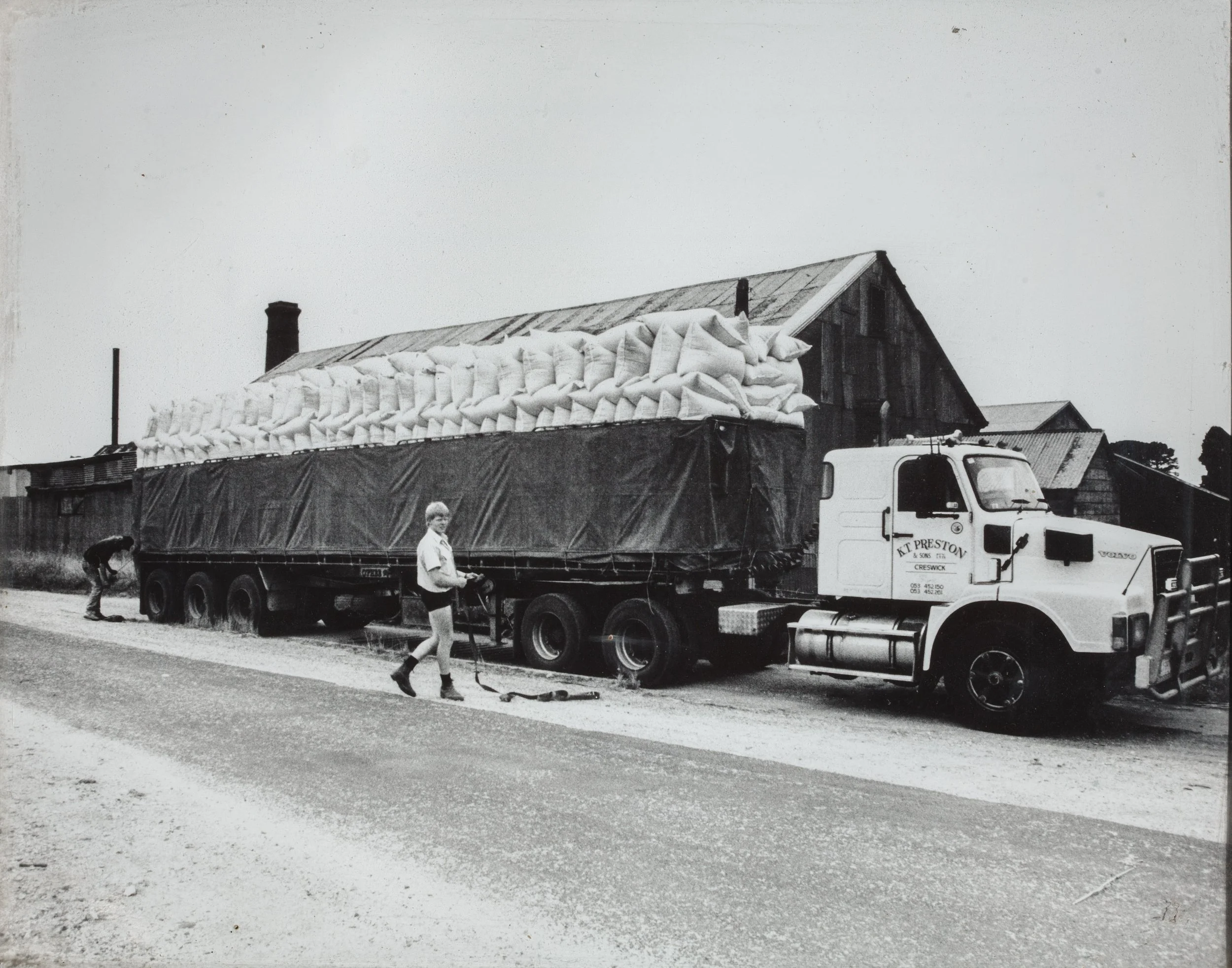 KEVIN PRESTON LOAD AT NEWLYN CHAFF MILL.jpg
