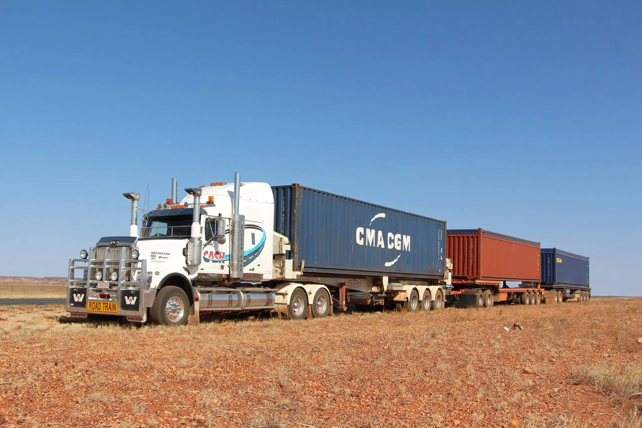 andy hill Sidelifter in road train combo. - Yulara.jpg