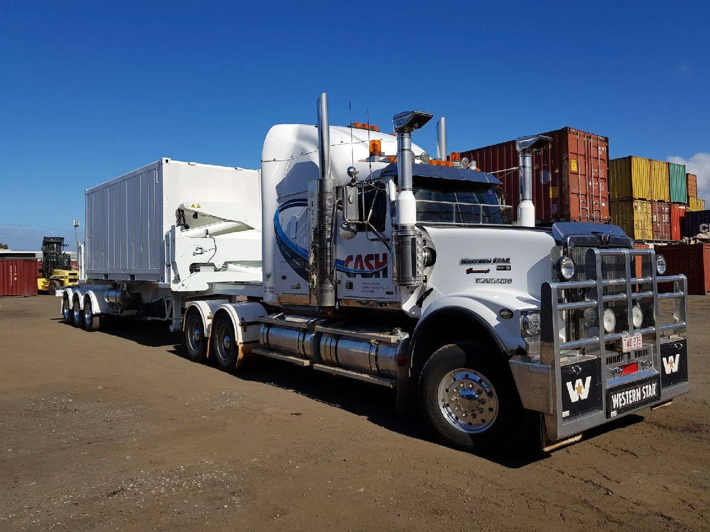 andy hill Refrigerated container loaded up for sidelifter delivery.  In CASH depot..jpg