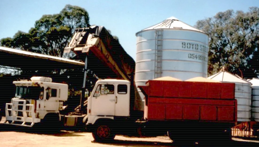 PRETLOVE  Roys old Acco Truck cleaning grain (4).jpg