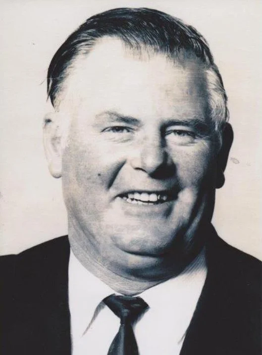 davis raymond HEAD AND SHOULDERS BUSHY.jpg