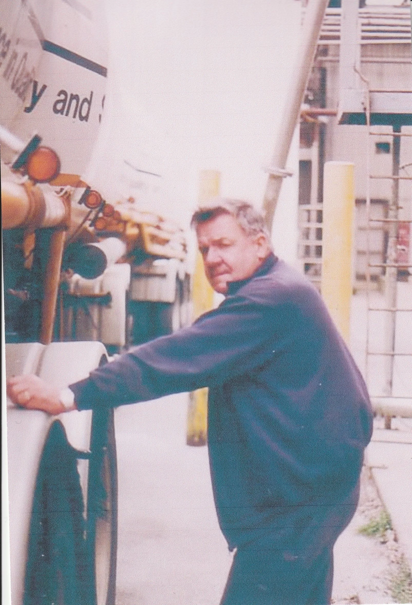 TEVELEIN B_Unloading Melbourne 1996.jpg