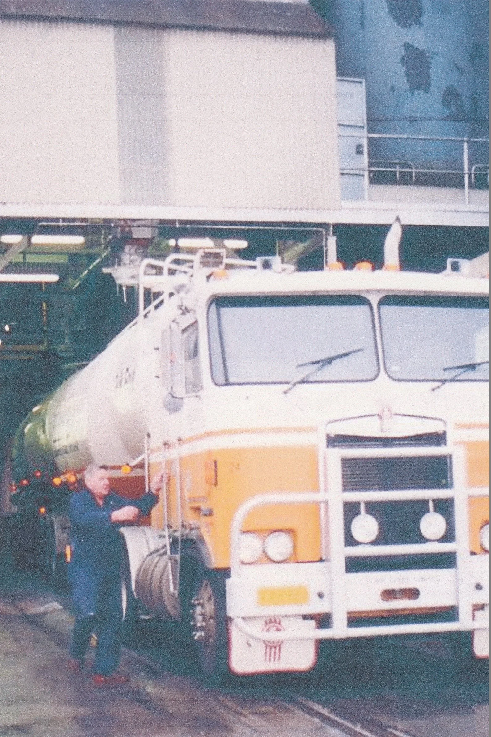 TEVELEIN B_Loading Albury NSW 1996.jpg