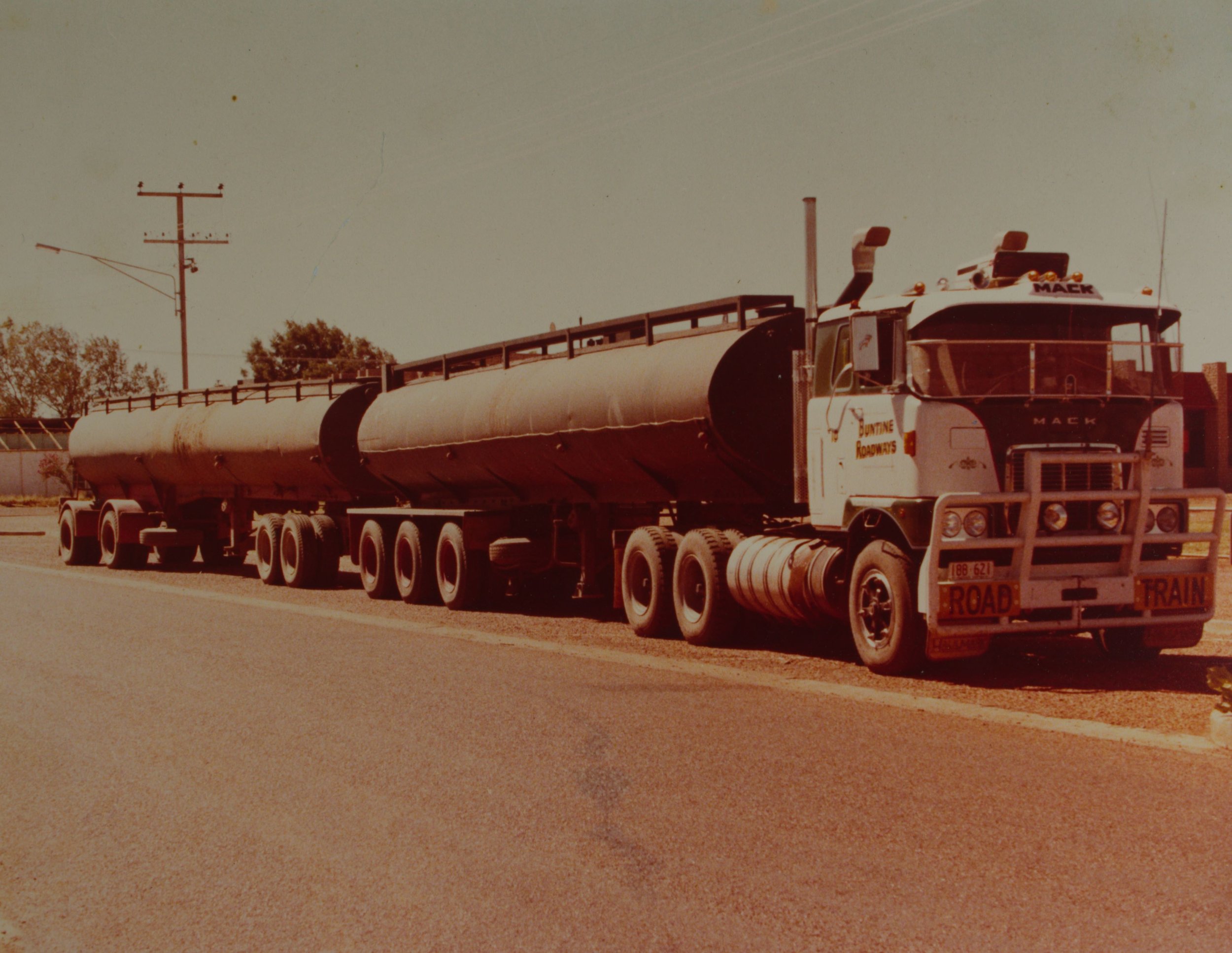tom donzow Mack Cab Over c 1979   Buntine Roadways Tennant Creek NT Photo J Donzow.jpg