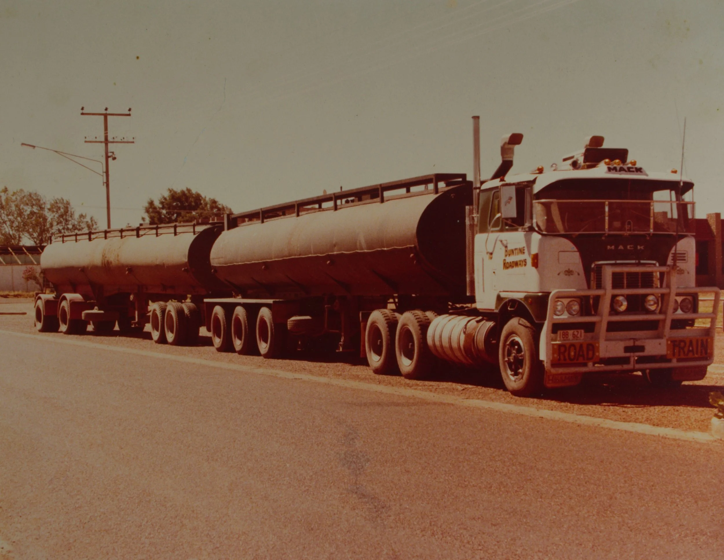 tom donzow Mack Cab Over c 1979   Buntine Roadways Tennant Creek NT Photo J Donzow.jpg