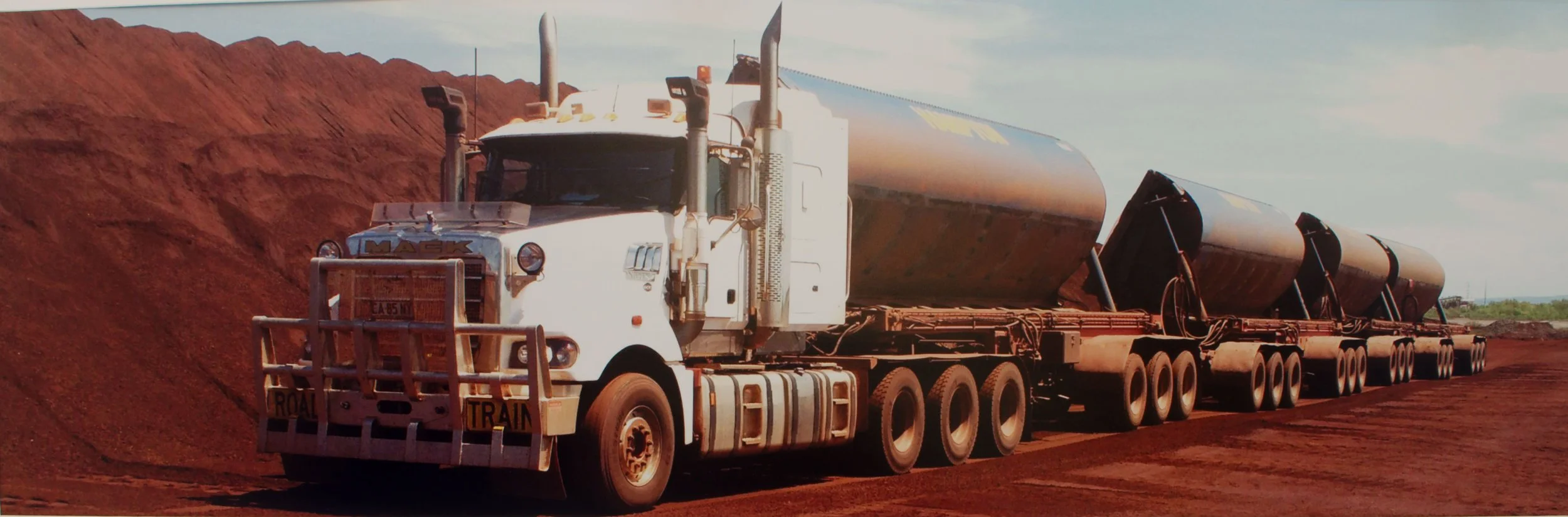 tom donzow Mack Titan c 2013   Hamptons Transport Ridges Creek WA  Photo S Gibson.jpg