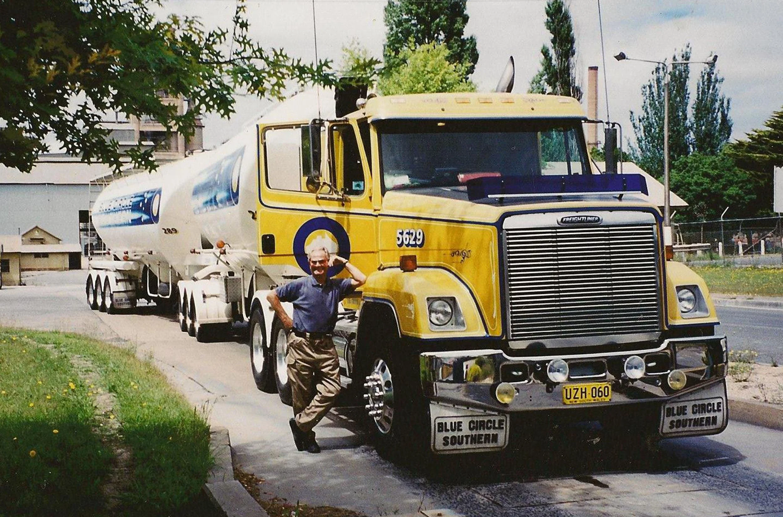 graham armstrong Blue Circle - Berrima 2000 Freightliner FL.jpg