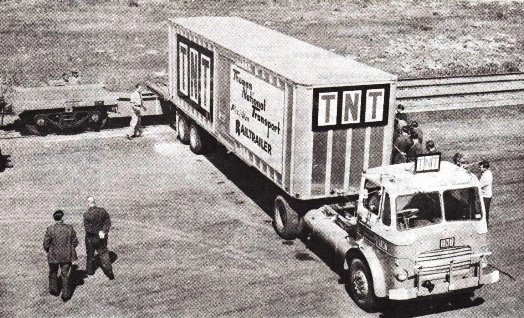 TNT Leyland Comet.jpg