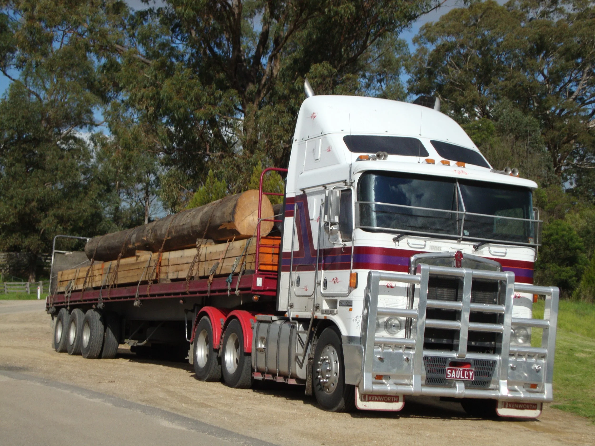 Franks kenworth that he drives now. Include this photo.JPG