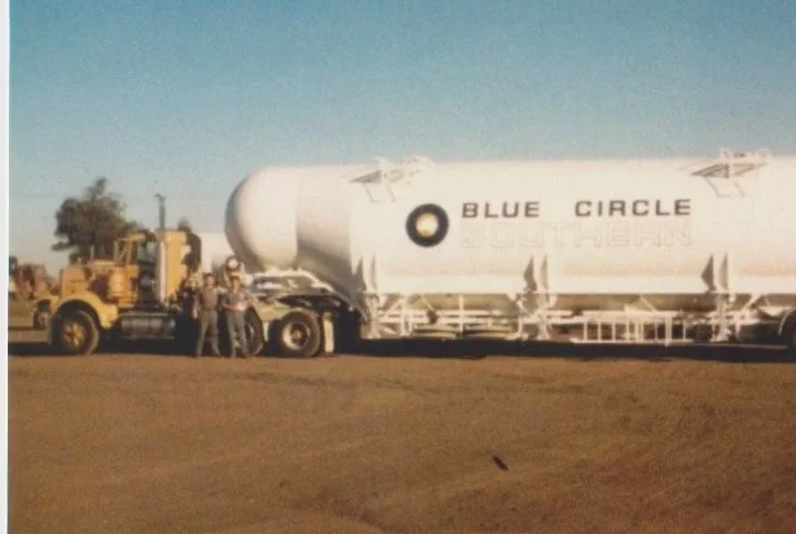 SMITHBarryOneofBlueCiirclesmobilestoragesilosusedasextracementstorageonsiteforroadconstructionsites.jpg