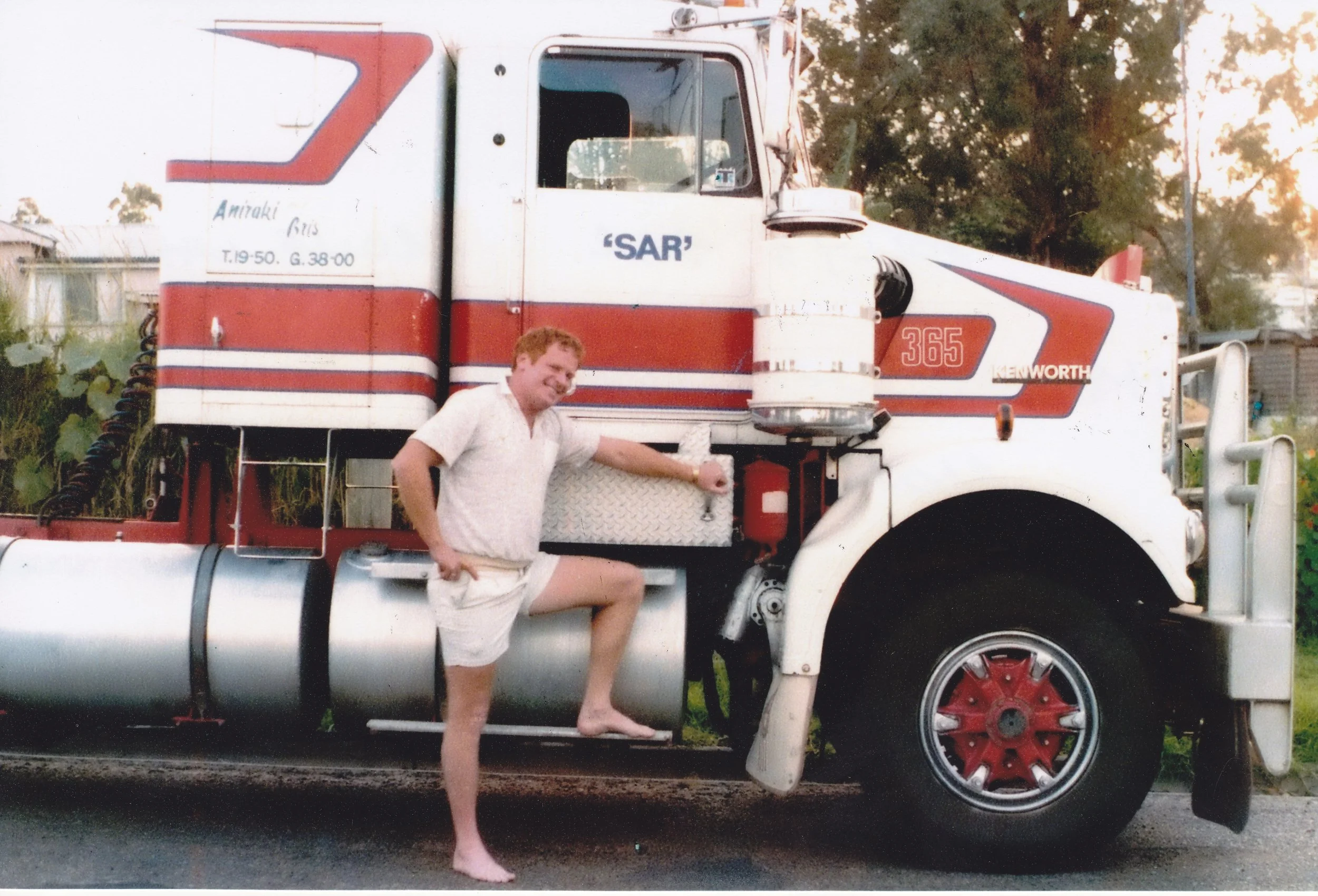 Johnstone, Graeme- infront of Vern Pully's Kenworth 1200dpi.jpg