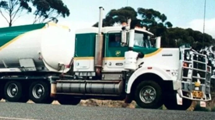 15CONNELLgarrykenworth1.jpg