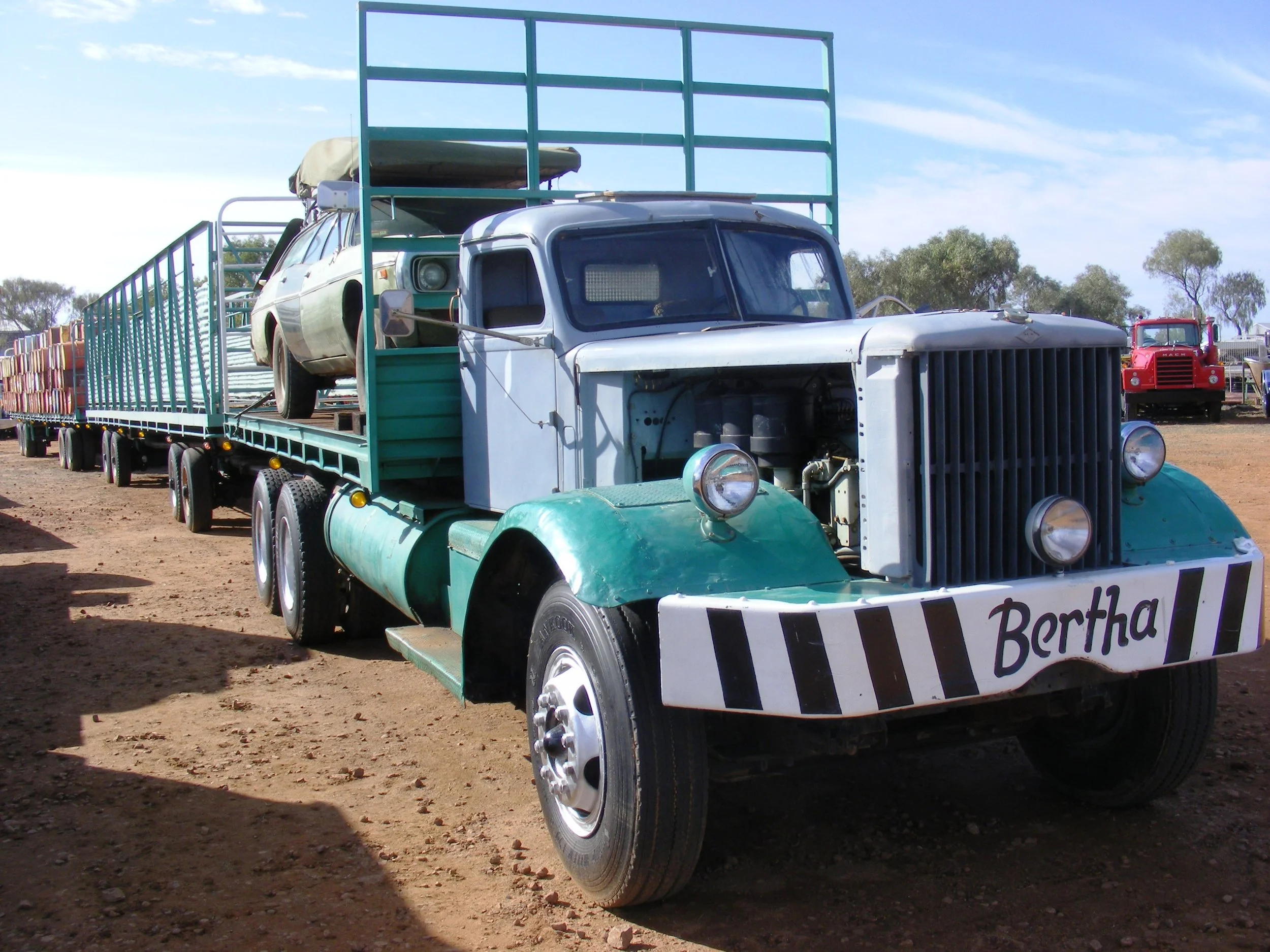 Kurt Johannsens 980 Diamond T roadtrain.jpg