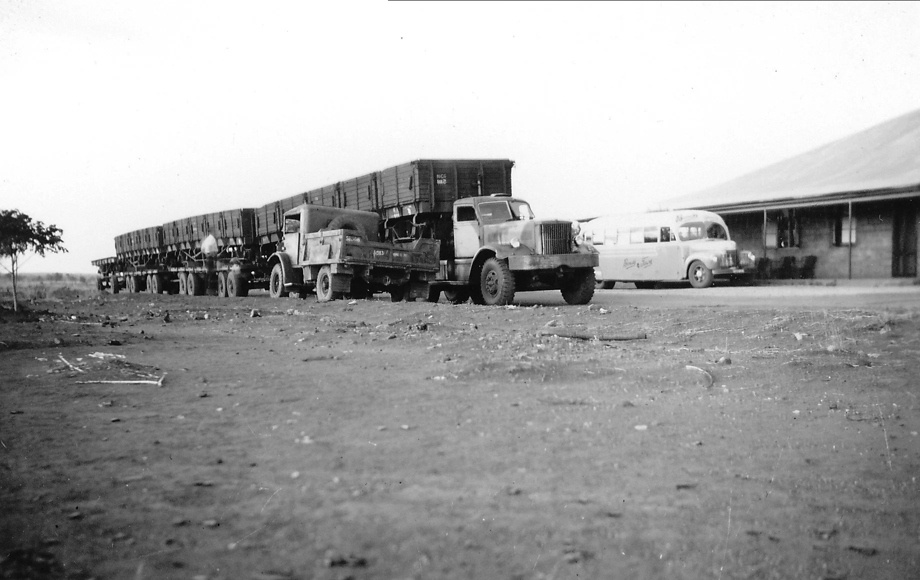Kurt Johannsens  & Bonds bus   1947.JPG