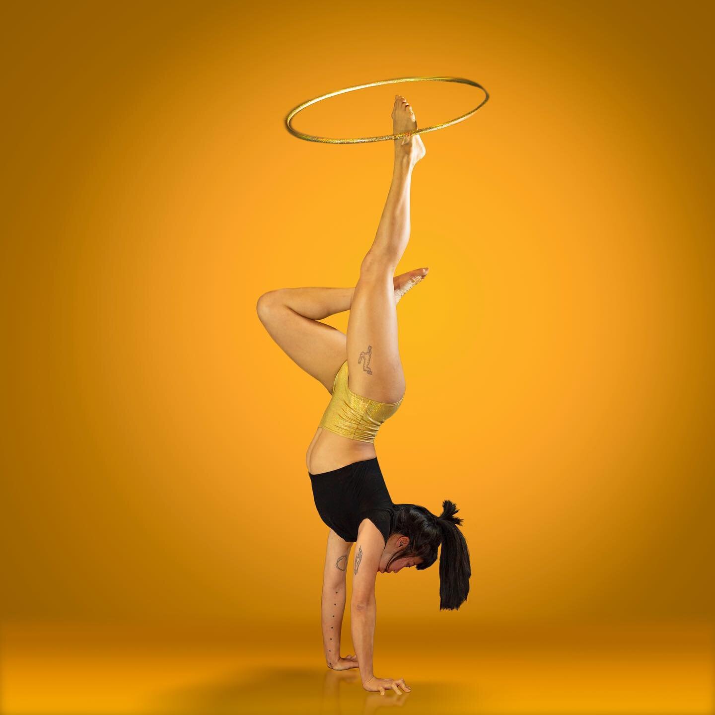 Introducing the incredible artists that will be astounding our audience in the Circus of Broken Hearts! 

Up next is Ren&eacute;e Mak, known for her mesmerizing hula hoop manipulation. 

Ren&eacute;e Mak is a multi-disciplinary traditional and contem