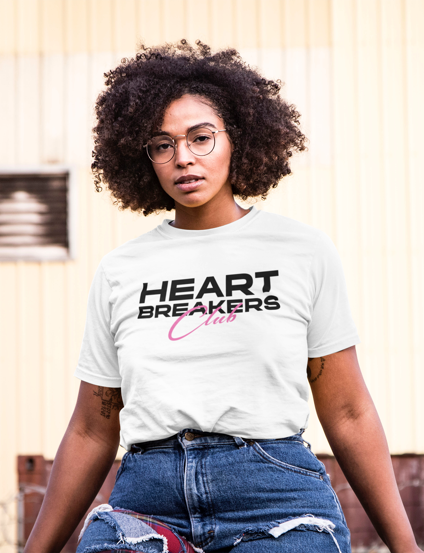 t-shirt-mockup-of-a-serious-woman-with-glasses-3841-el1.png