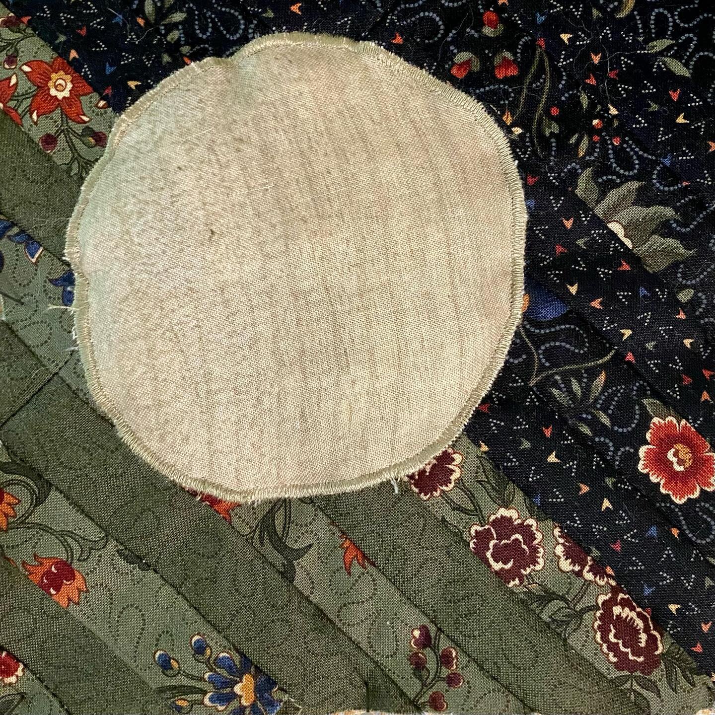 #peachtober2022 day 09: Boulder 

I experimented with some 3D appliqu&eacute;. Good experiment not in love with the result but that&rsquo;s ok! Part of the artistic process :) 

Swipe to see a special guest 

#textileart #miniquilt #artquilt #fiberar