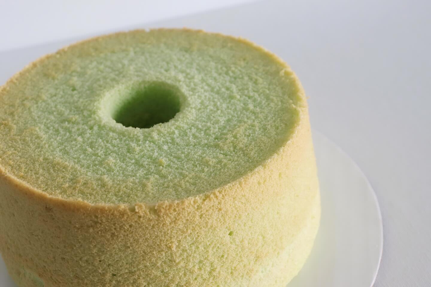 A simple joy!😋
No fancy decoration, glaze, icing or anything, just a simple, humble chiffon cake. Light, fluffy and moist. Pair with cafe or tea. Focusing on texture and flavour rather than the eye-catching look. 6 flavour choices are available. 

?