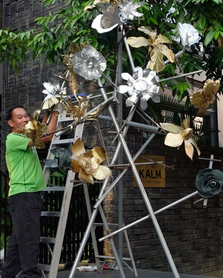 Khua Tong is a Lanna brass tradition rooted in faith, devotion, and community wisdom. In Puak Taem, it lives on through both sacred forms such as ceremonial umbrellas, canopies, and temple ornament as well as personal adornments like dok mai wai (Lan