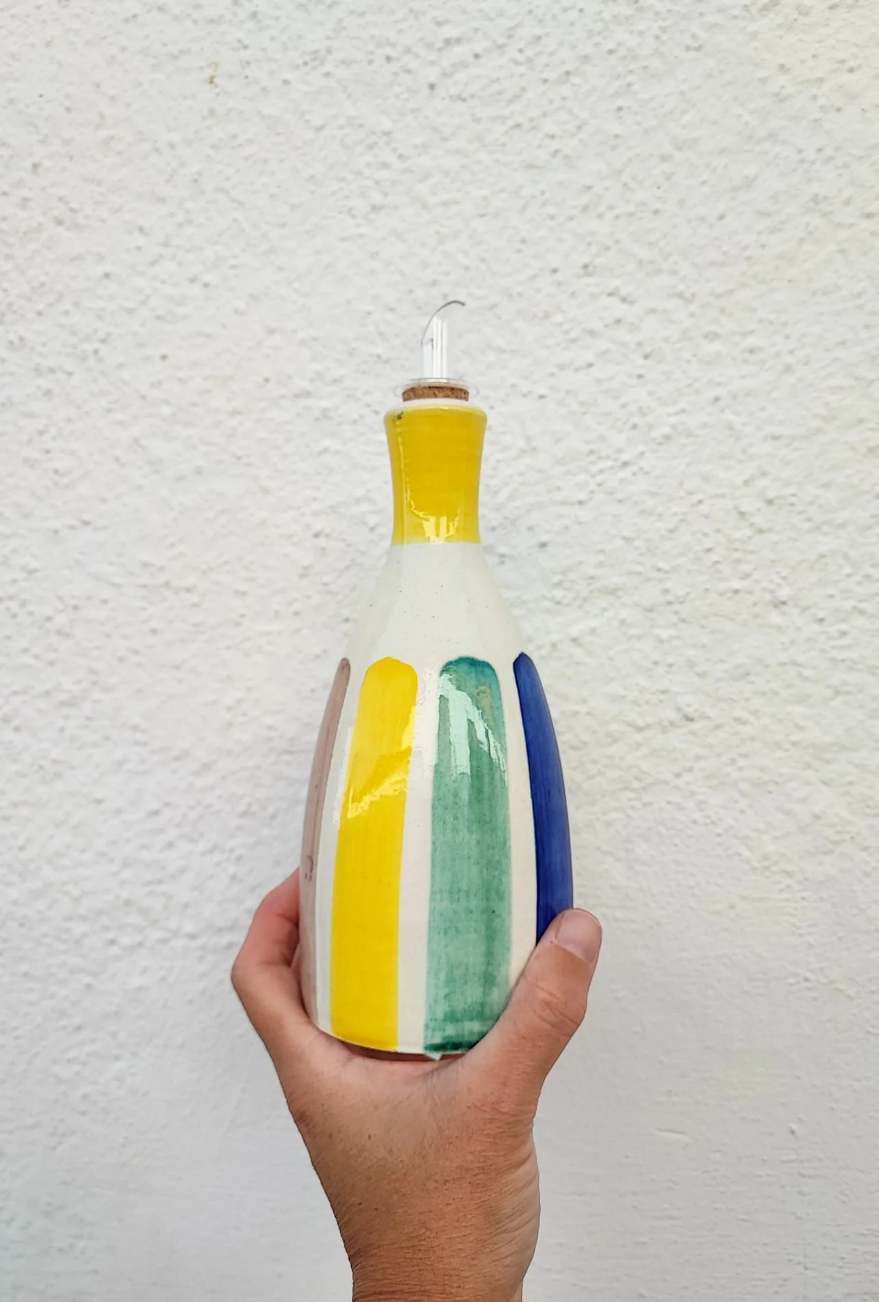 Aceitera decorada con brochazos de colores.