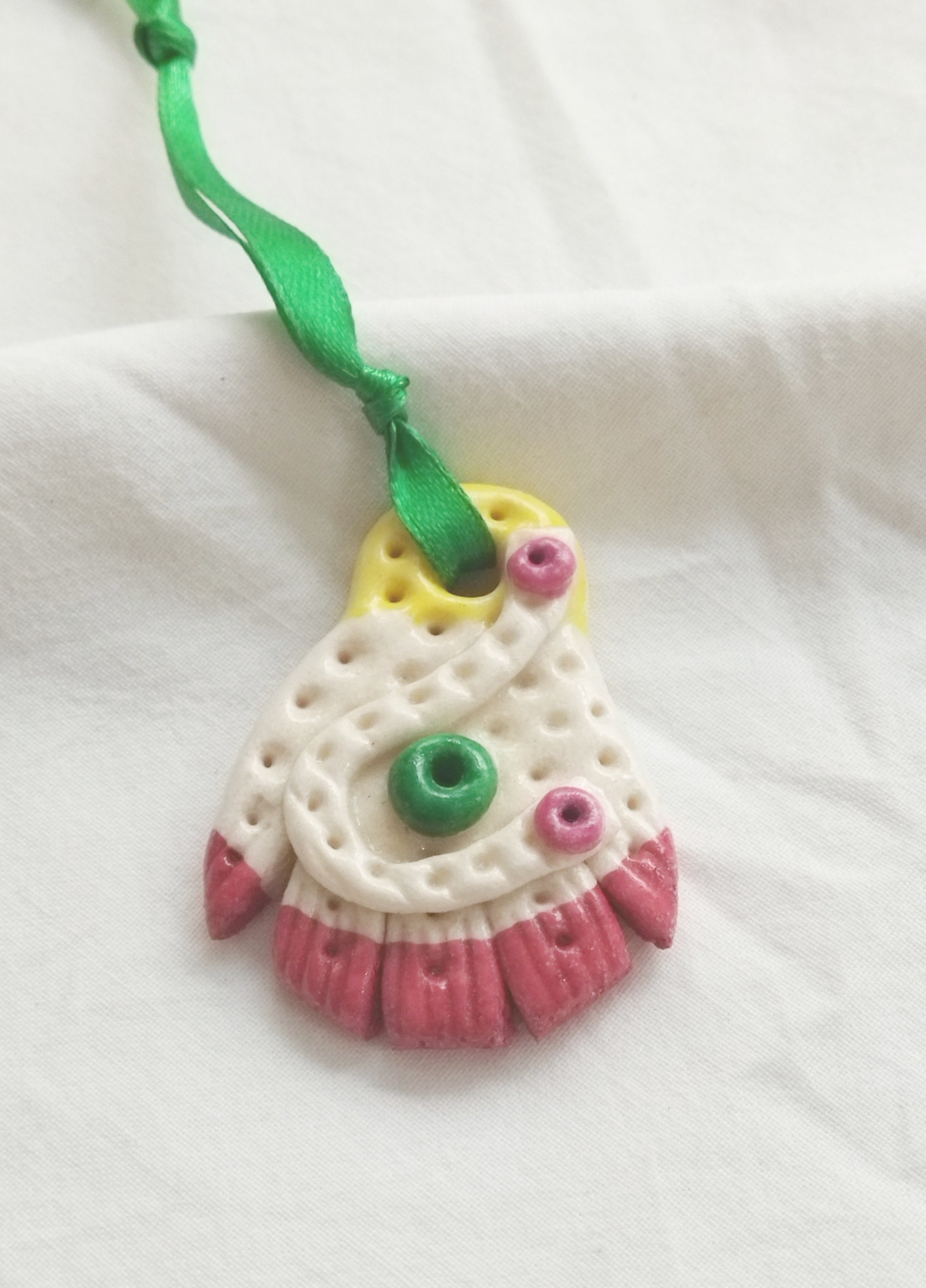 CALIZA_AMULETO_SANANDRESIÑO_HANDMADE_MANO_ROSA_.jpg