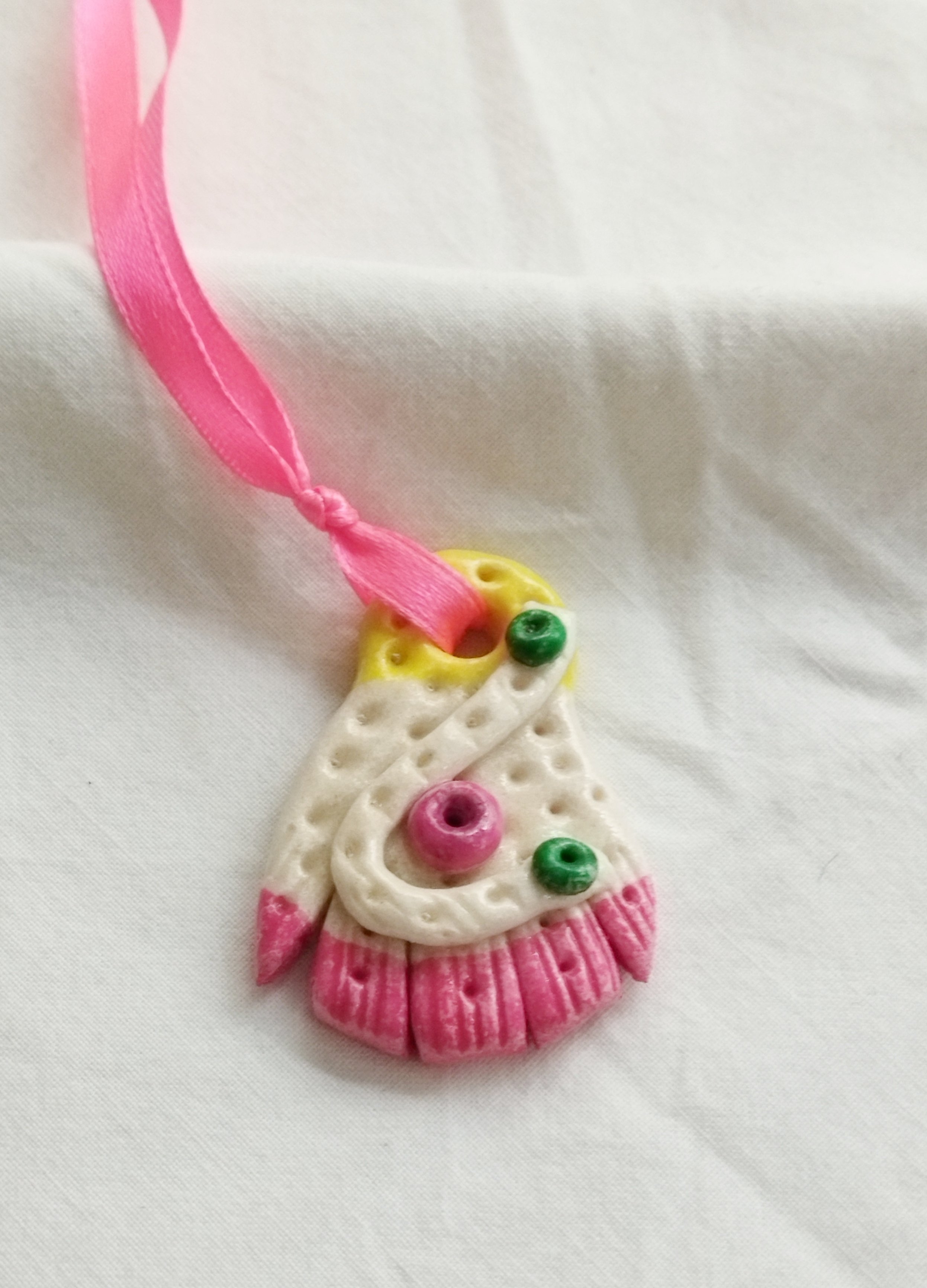 CALIZA_AMULETO_SANANDRESIÑO_HANDMADE_MANO_ROSA.jpg