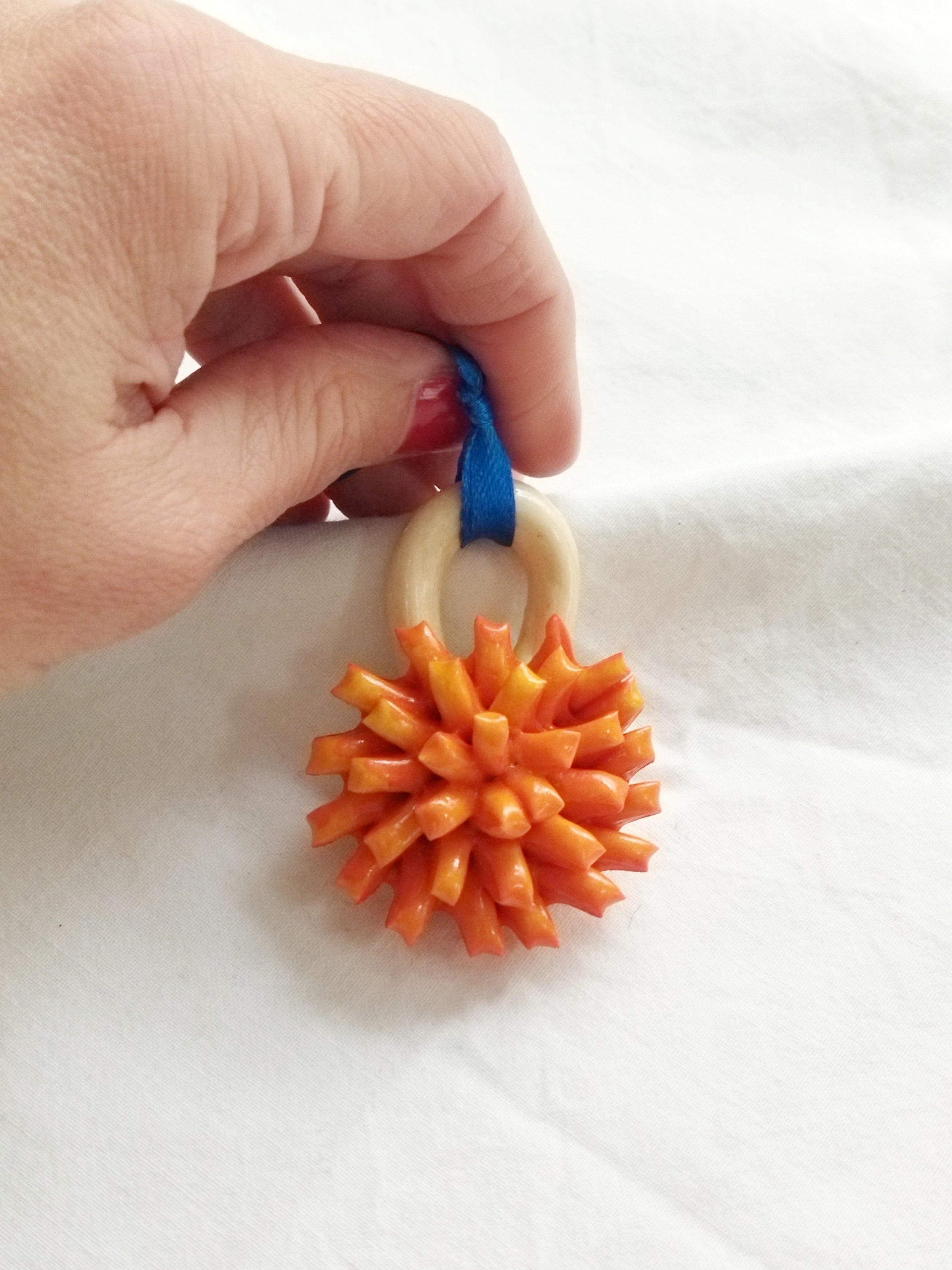 CALIZA_AMULETO_SANANDRESIÑO_HANDMADE_CORAZON_NARANJA.jpg