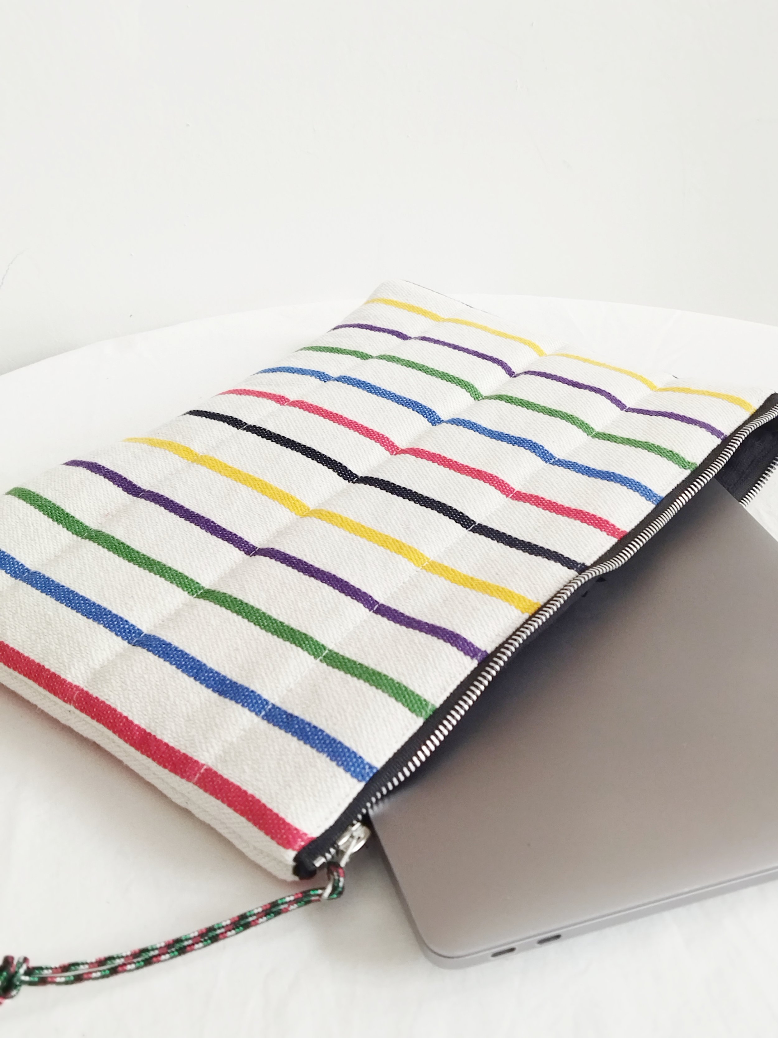 CALIZA_FUNDA_PORTATIL_ETUREL_RAYAS_COLORES_HANDMADE.jpg