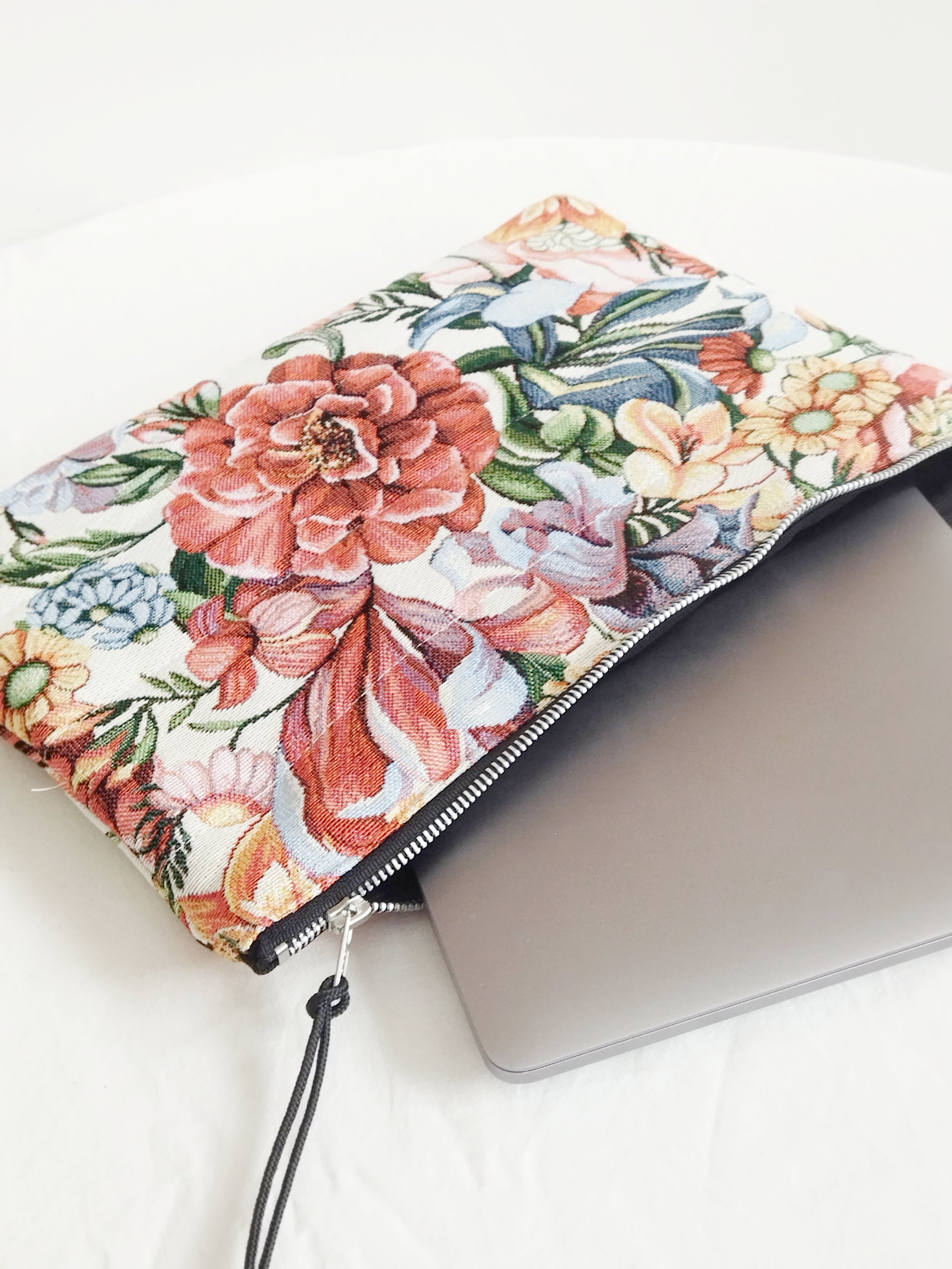 CALIZA_FUNDA_PORTATIL_ETUREL_FLORES_HANDMADE.jpg