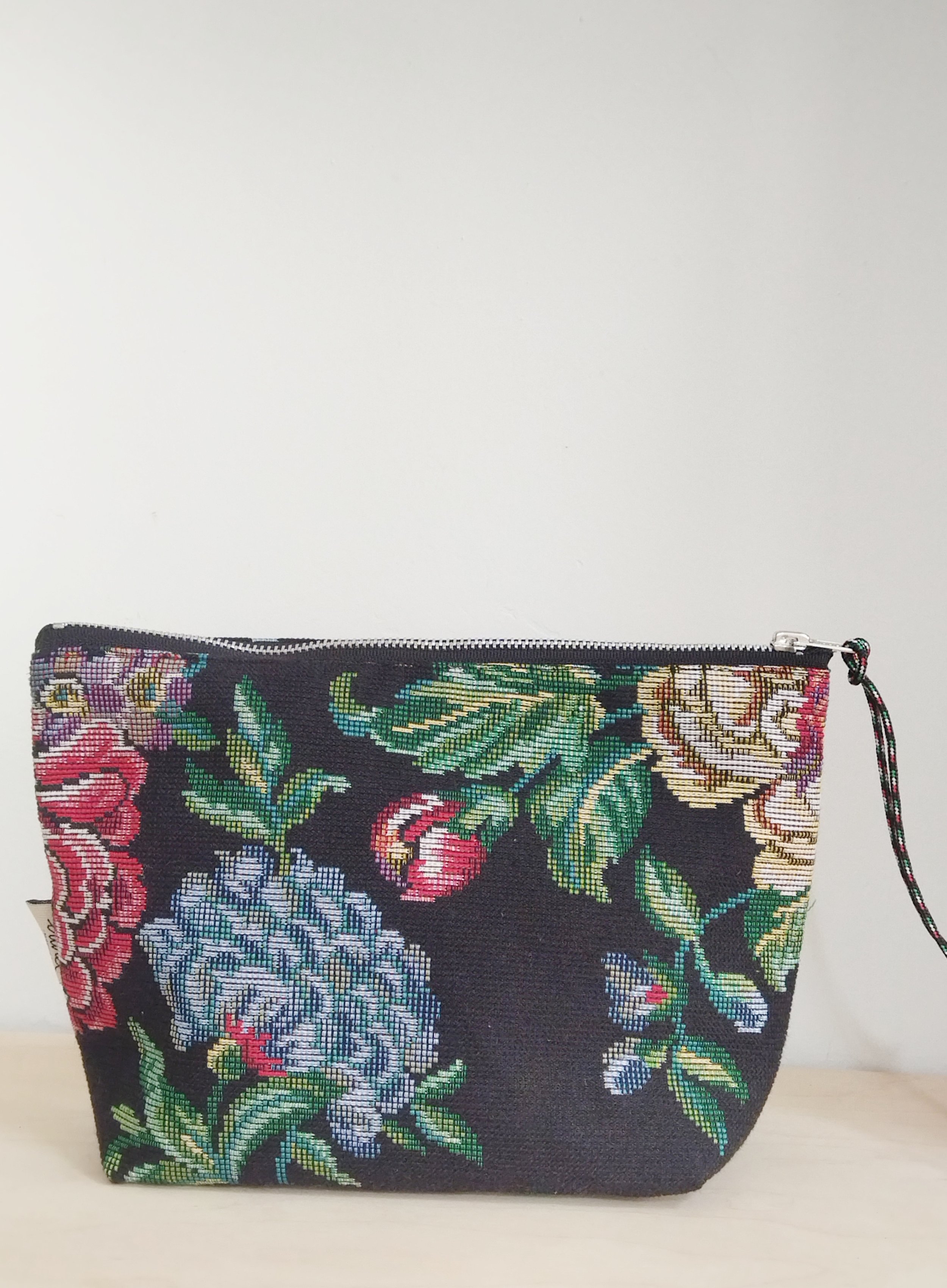 CALIZA_NECESER_ETUREL_HANDMADE_NEGRO_FLORES.jpg