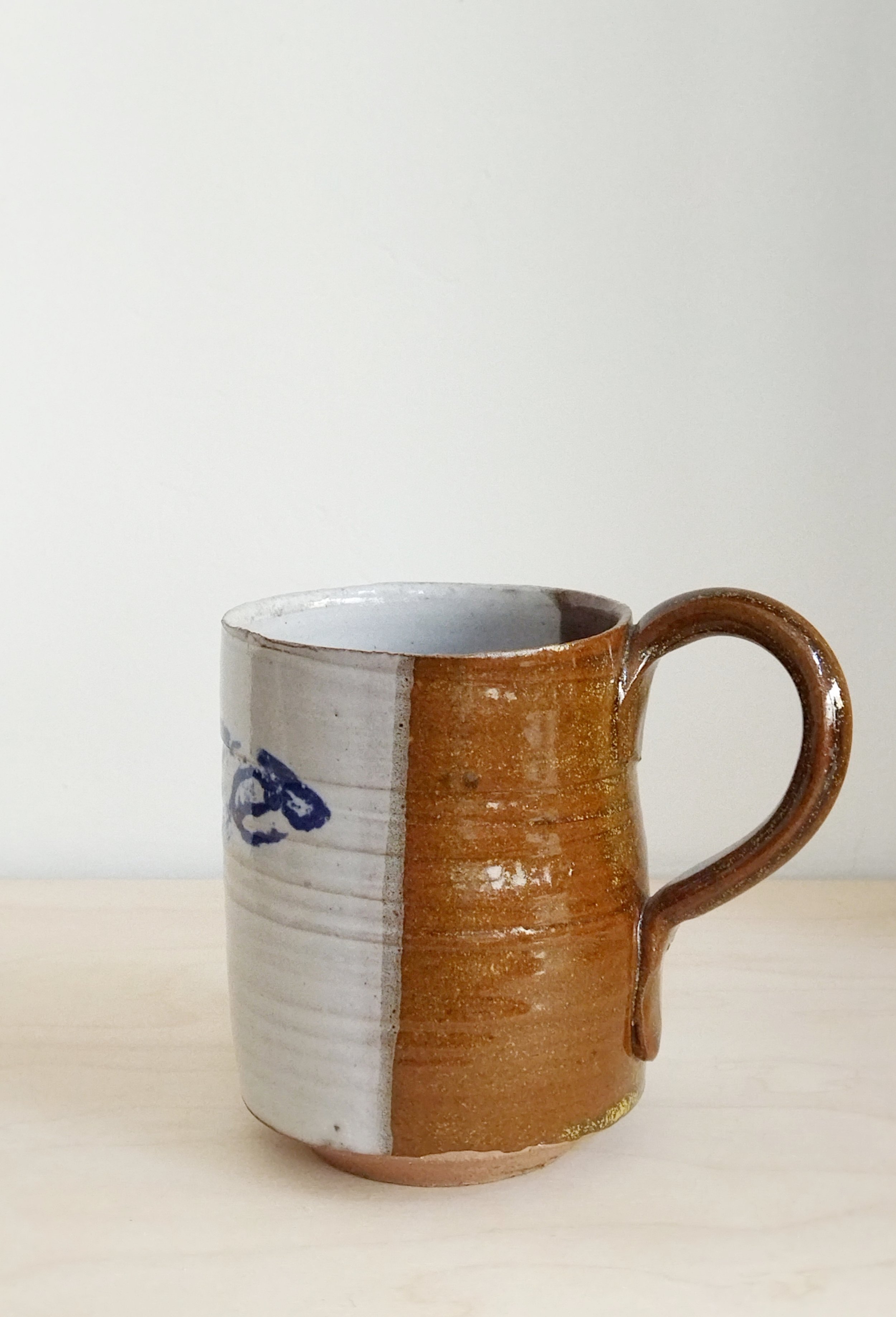 CALIZA_TAZA_CERAMICA_ALMERIA_SERIGRAFIA_PEZ_MARRON..jpg
