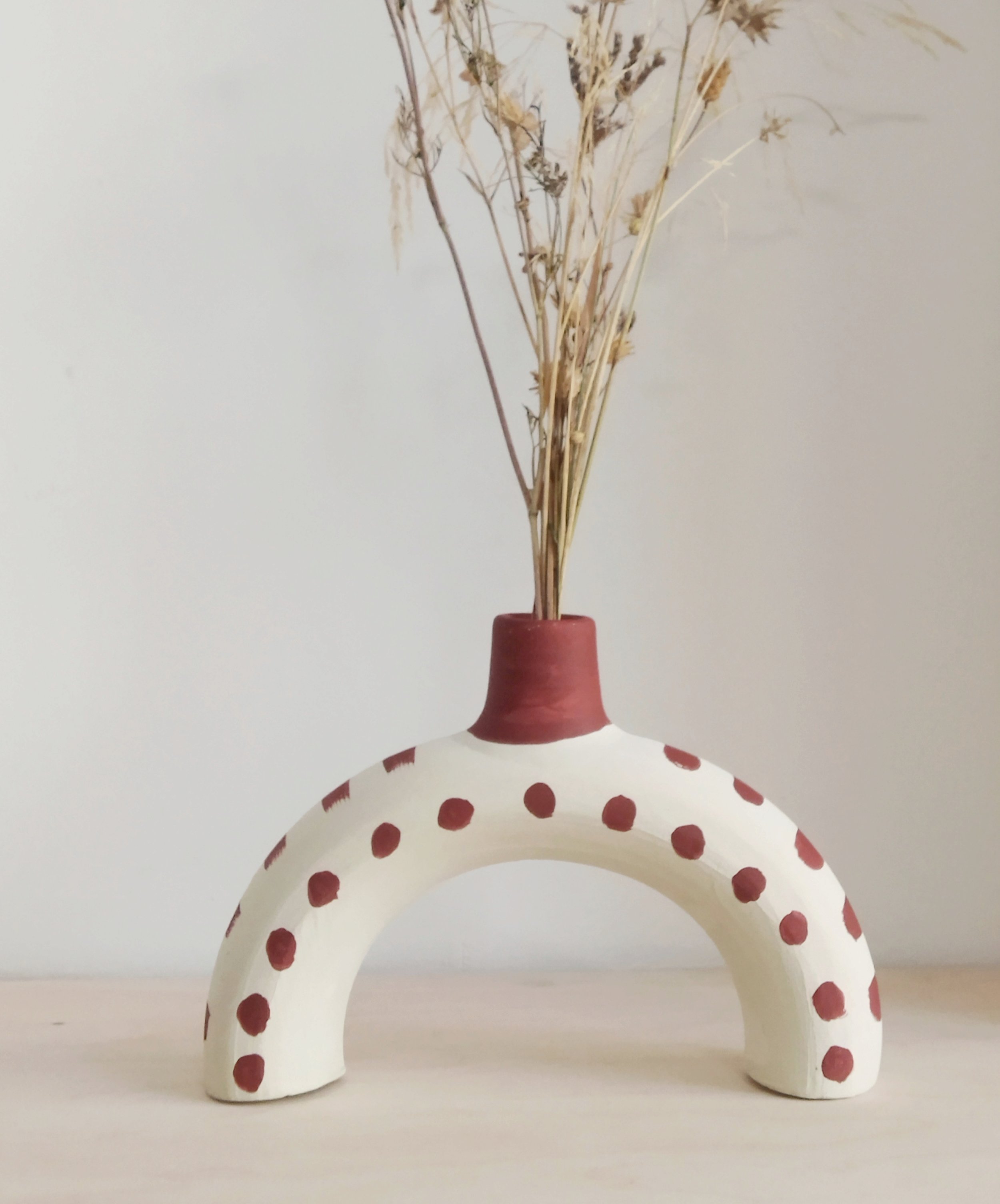 CALIZA_PORTAVELAS_FLORERO_BARRO_BLANCO_DECORADO_ALMAGRE_HANDMADE.jpg