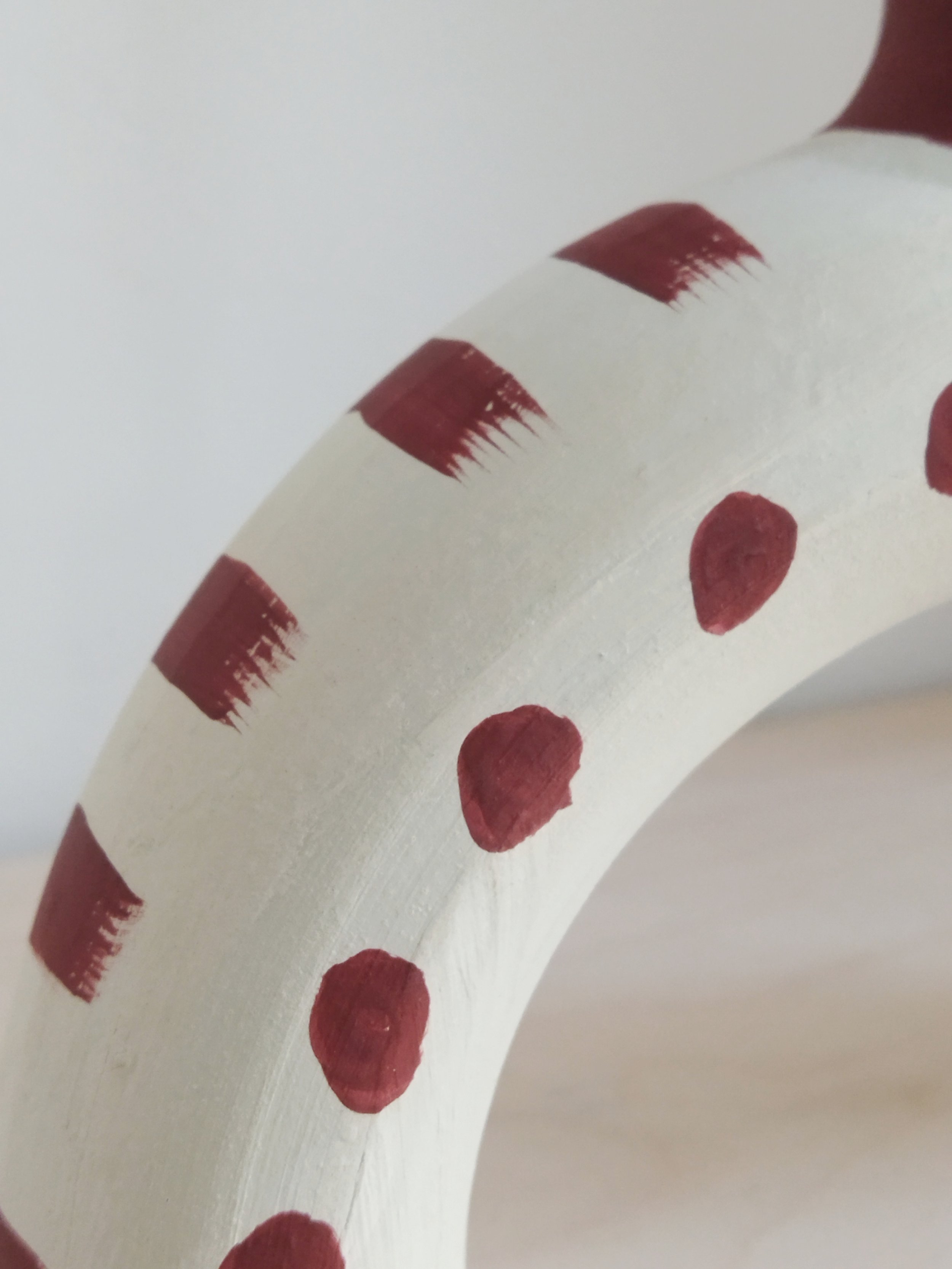 CALIZA_PORTAVELAS_FLORERO_BARRO_BLANCO_DECORADO_ALMAGRE_HANDMADE_DETALLE.jpg
