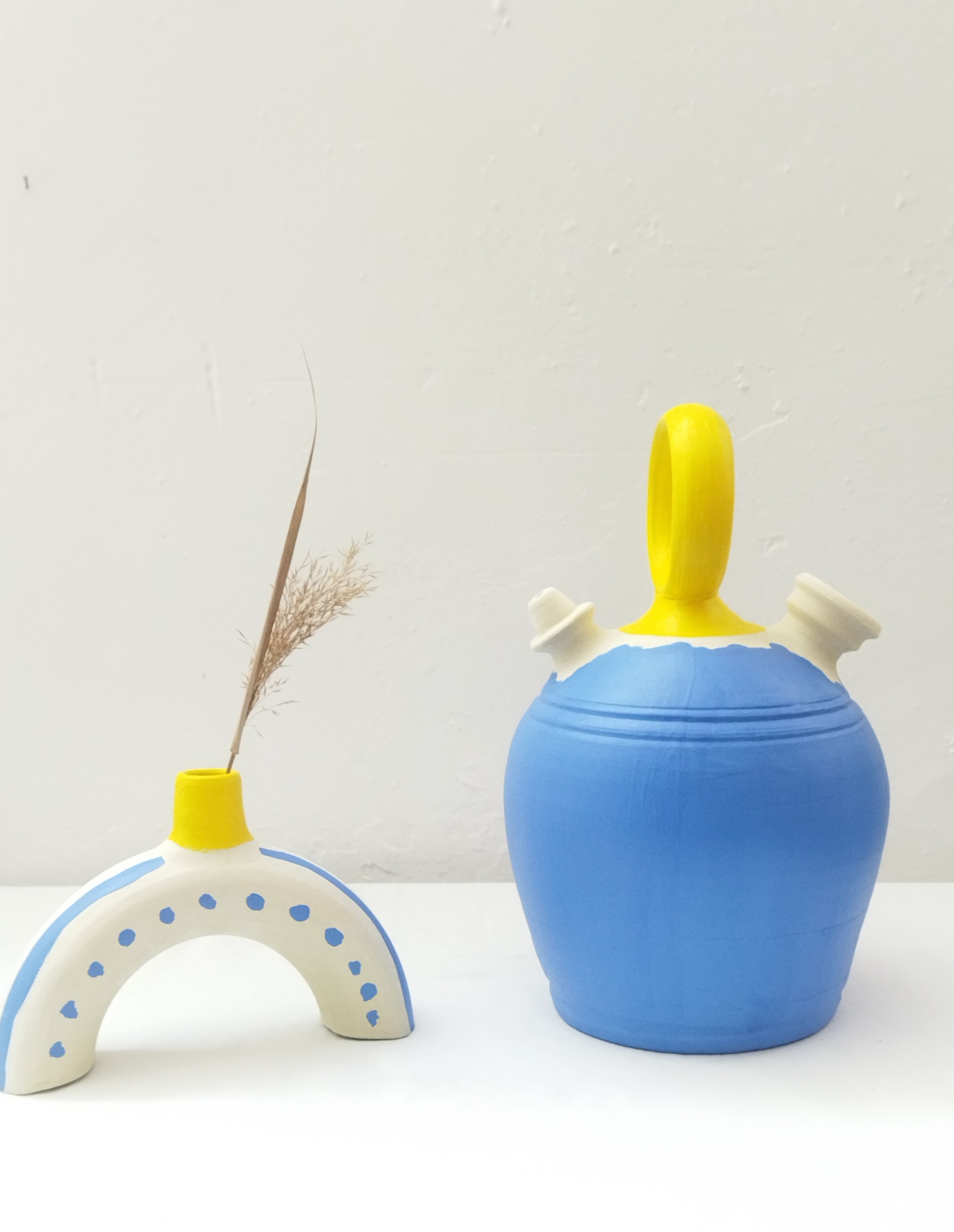 CALIZA_BOTIJO_BARRO_BLANCO_DECORADO_AZUL_AMARILLO_HANDMADE.jpeg