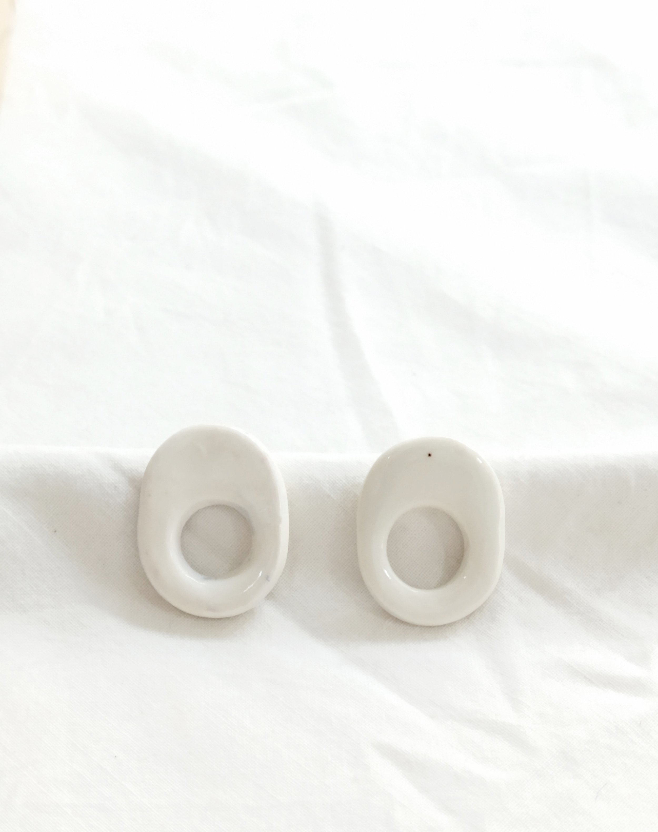 CALIZA_PENDIENTES_PORCELANA_BLANCO_OVALADOS_HANDMADE.jpeg