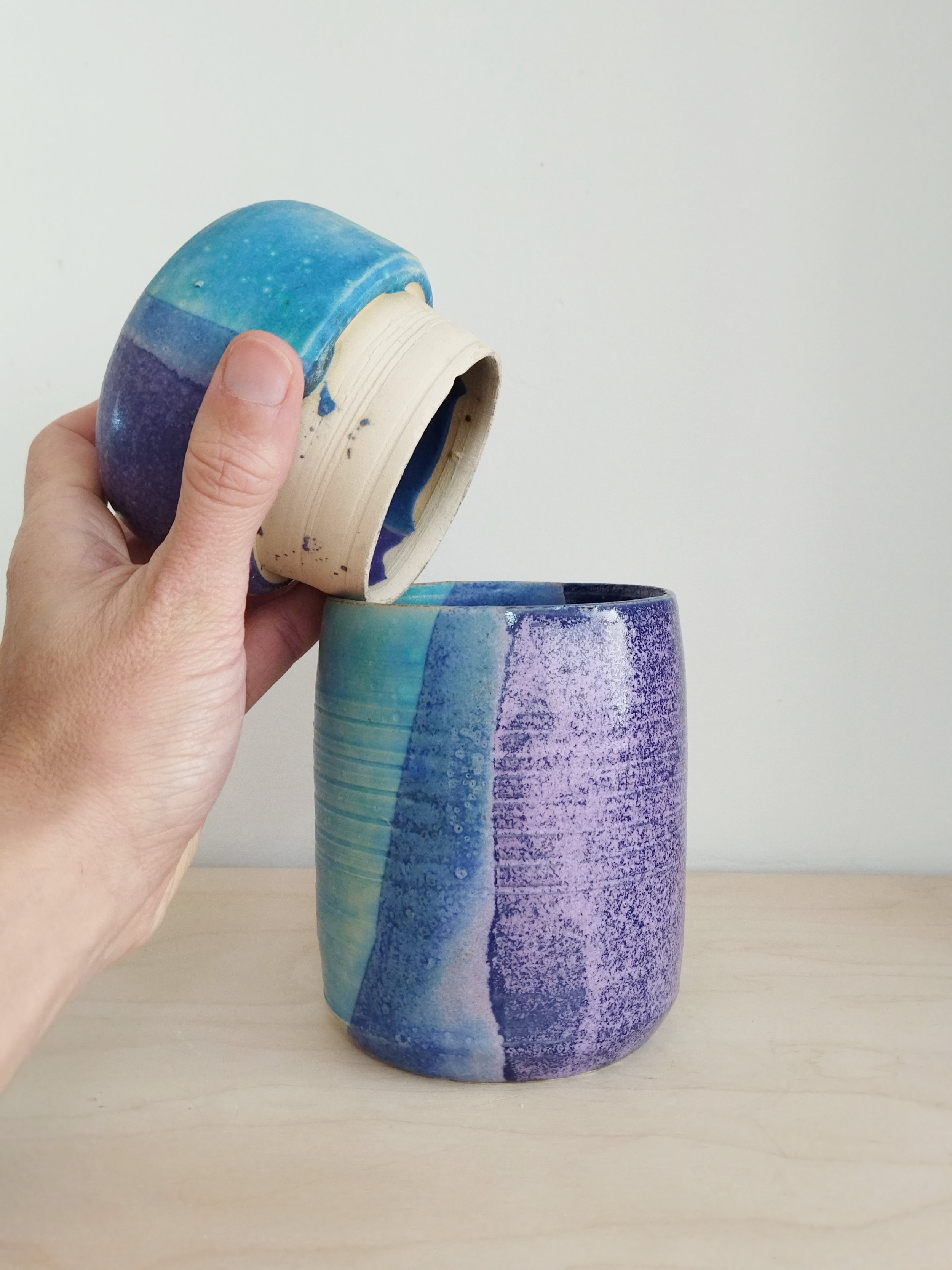 CALIZA_BOTE_CERAMICA_ESMALTADO_AZUL_HANDMADE_ALMERIA_DETALLE.jpeg