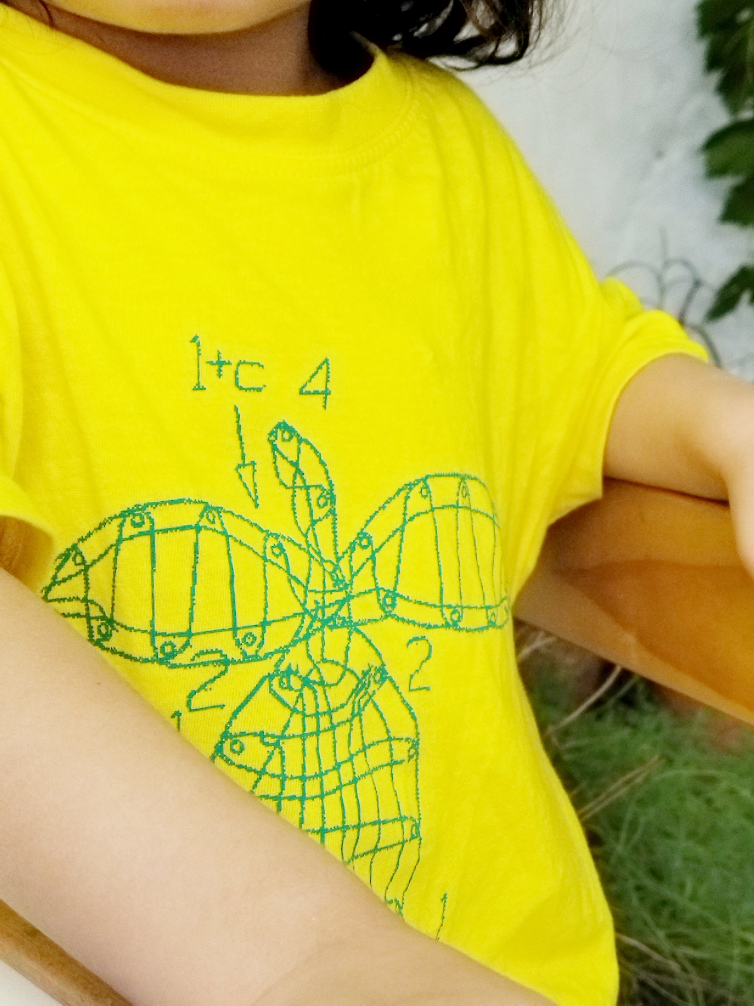 CALIZA_CAMISETA_NIÑO_DISEÑO_PICADO_ENCAJE_PERA_HANDMADE_AMARILLA.jpg