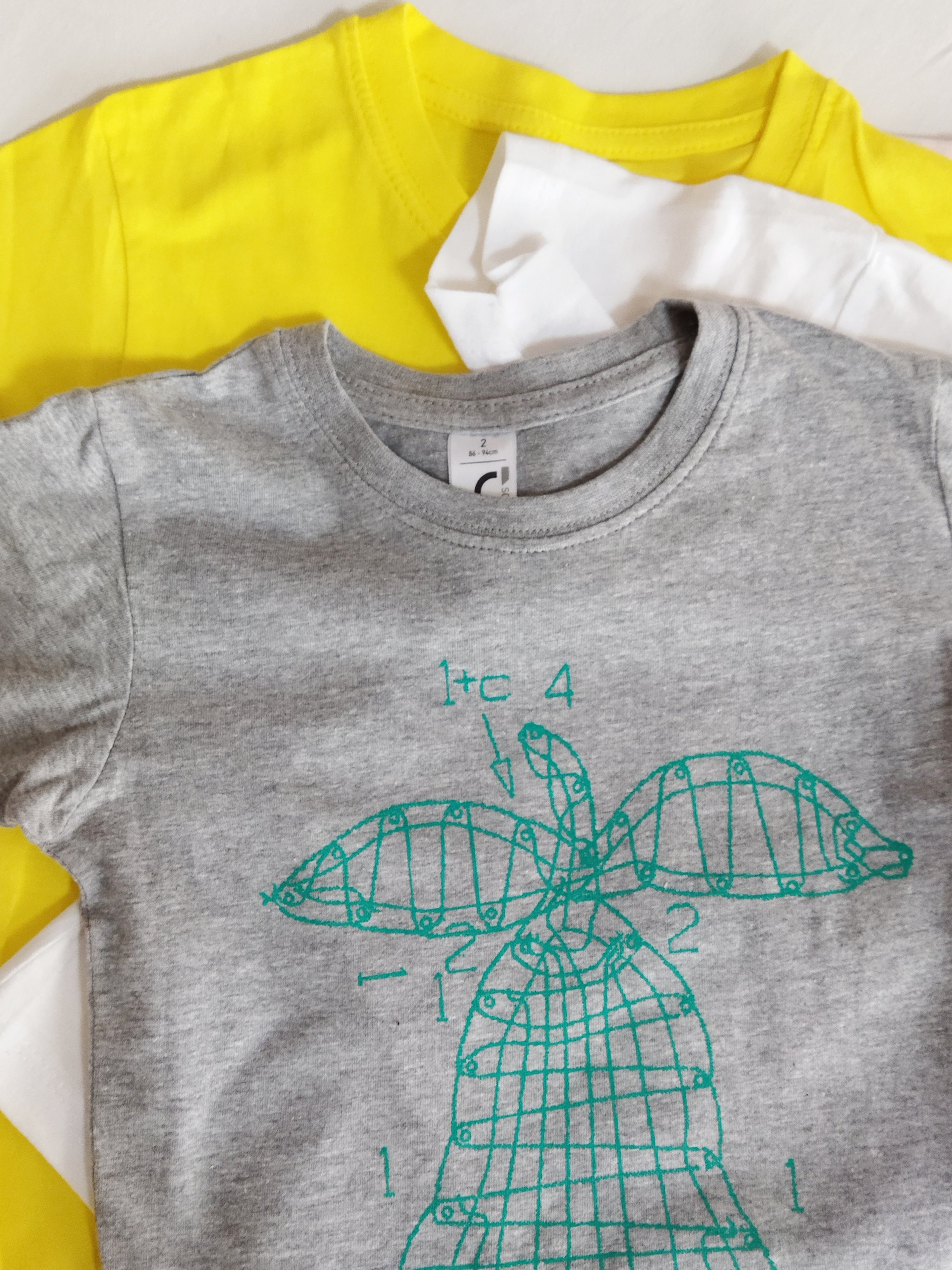 CALIZA_CAMISETA_NIÑO_DISEÑO_PICADO_ENCAJE_PERA_HANDMADE.jpg