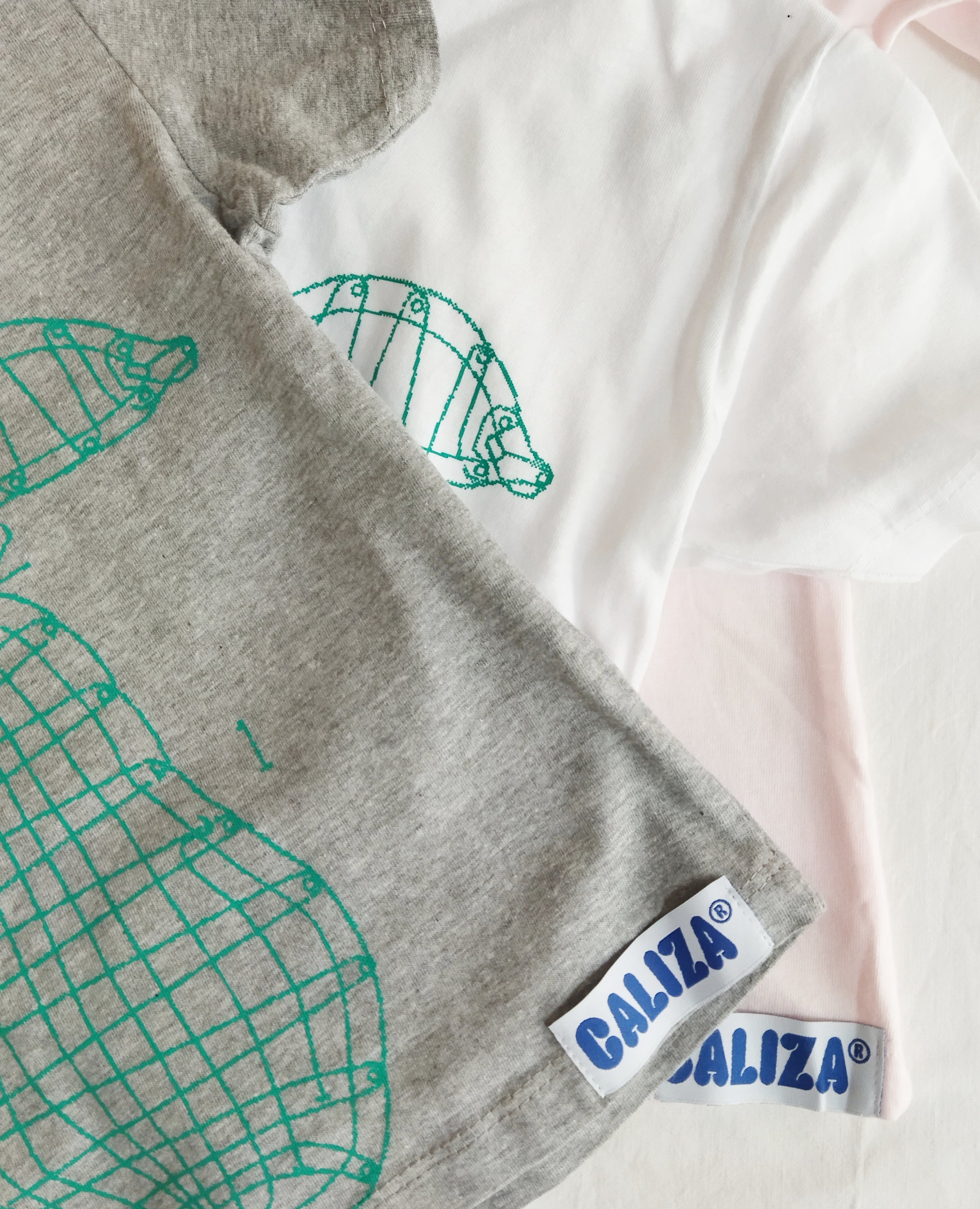 CALIZA_CAMISETA_NIÑO_DISEÑO_PICADO_ENCAJE_PERA_HANDMADE_ETIQUETA.jpg