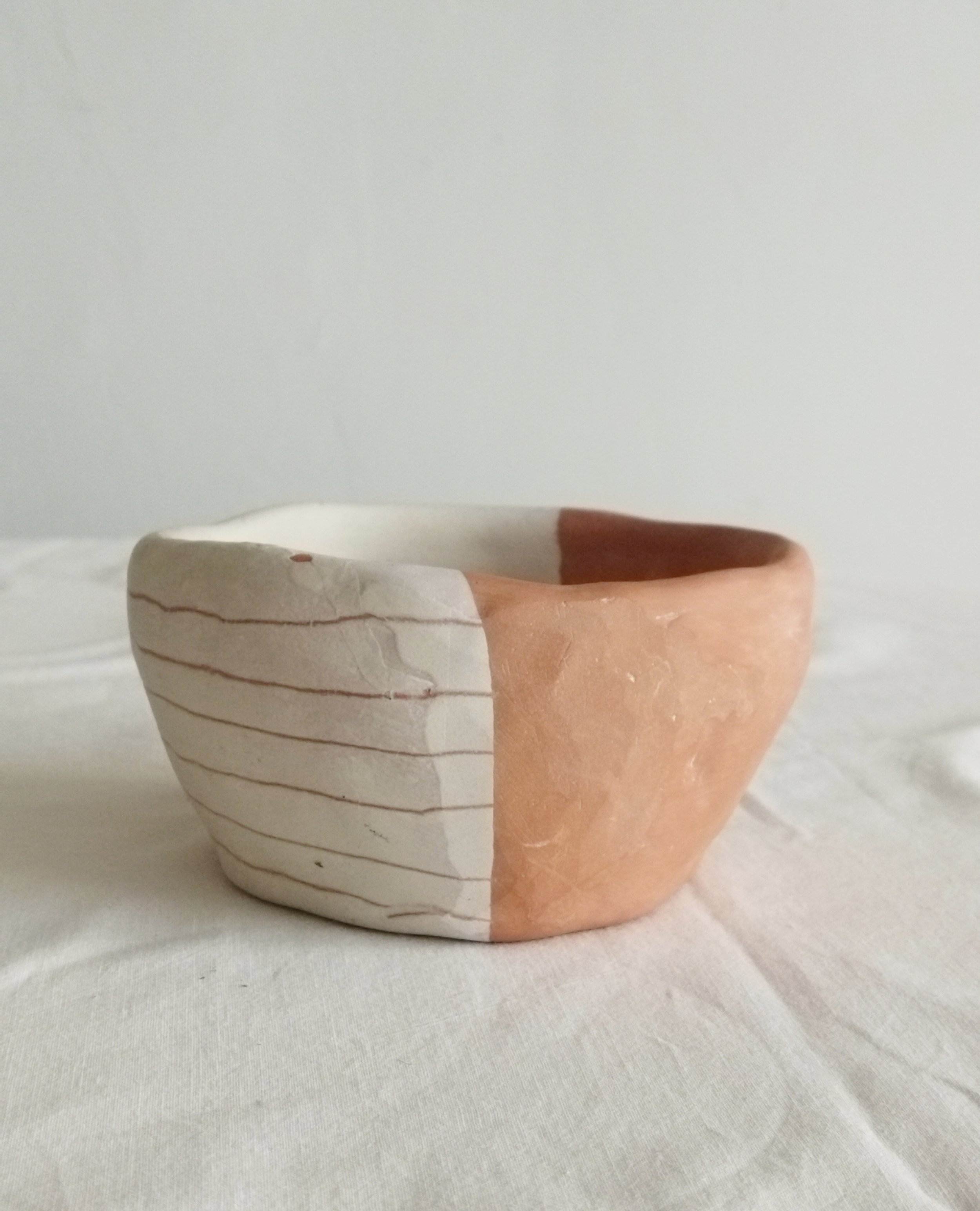 CALIZA_CUENCO_BARRO_ROJO_ENGOBE_HANDMADE_LATERAL.jpg