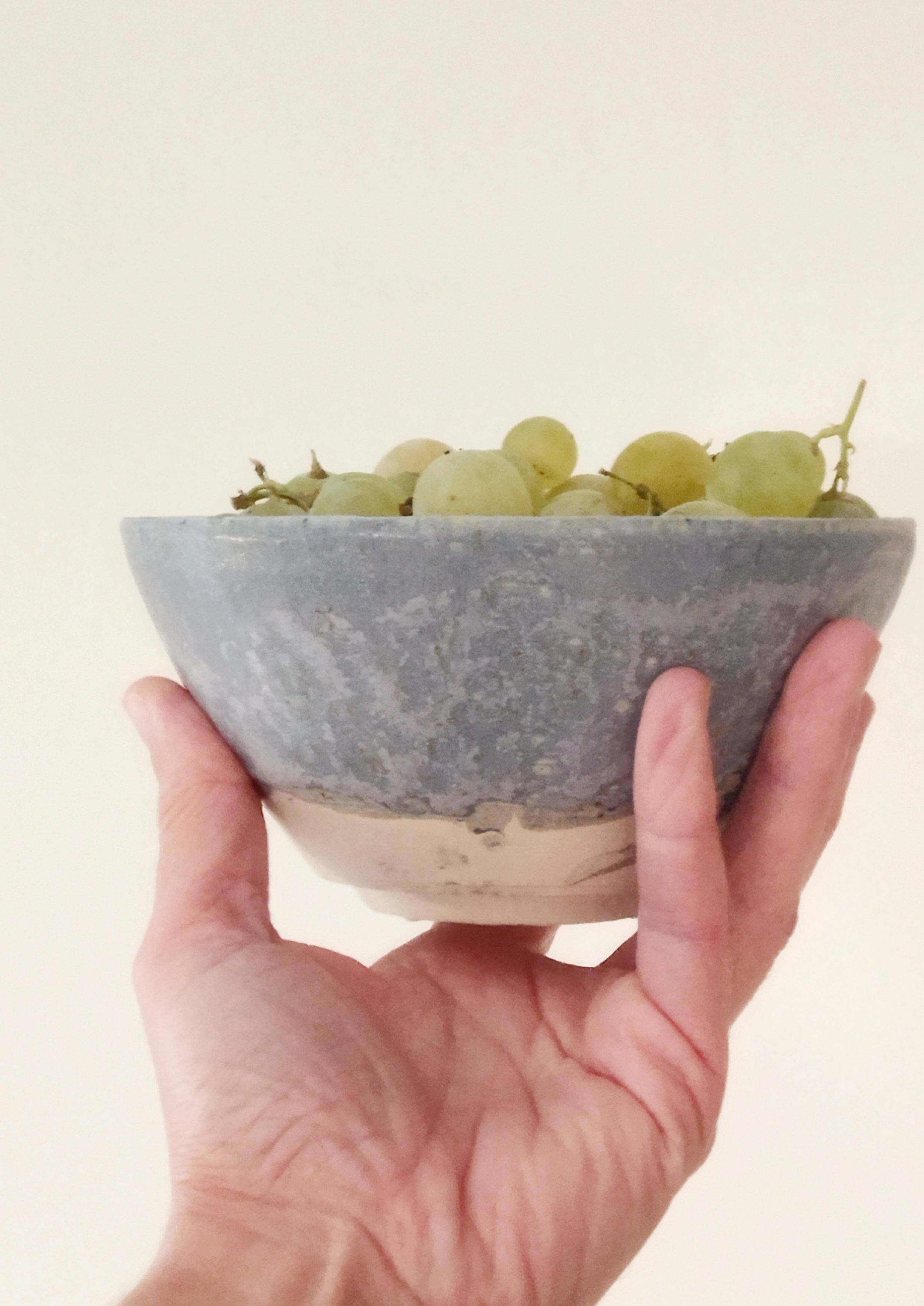 CALIZA_CUENCO_PLATO_CERAMICA_HANDMADE_MANO_UVAS.jpeg