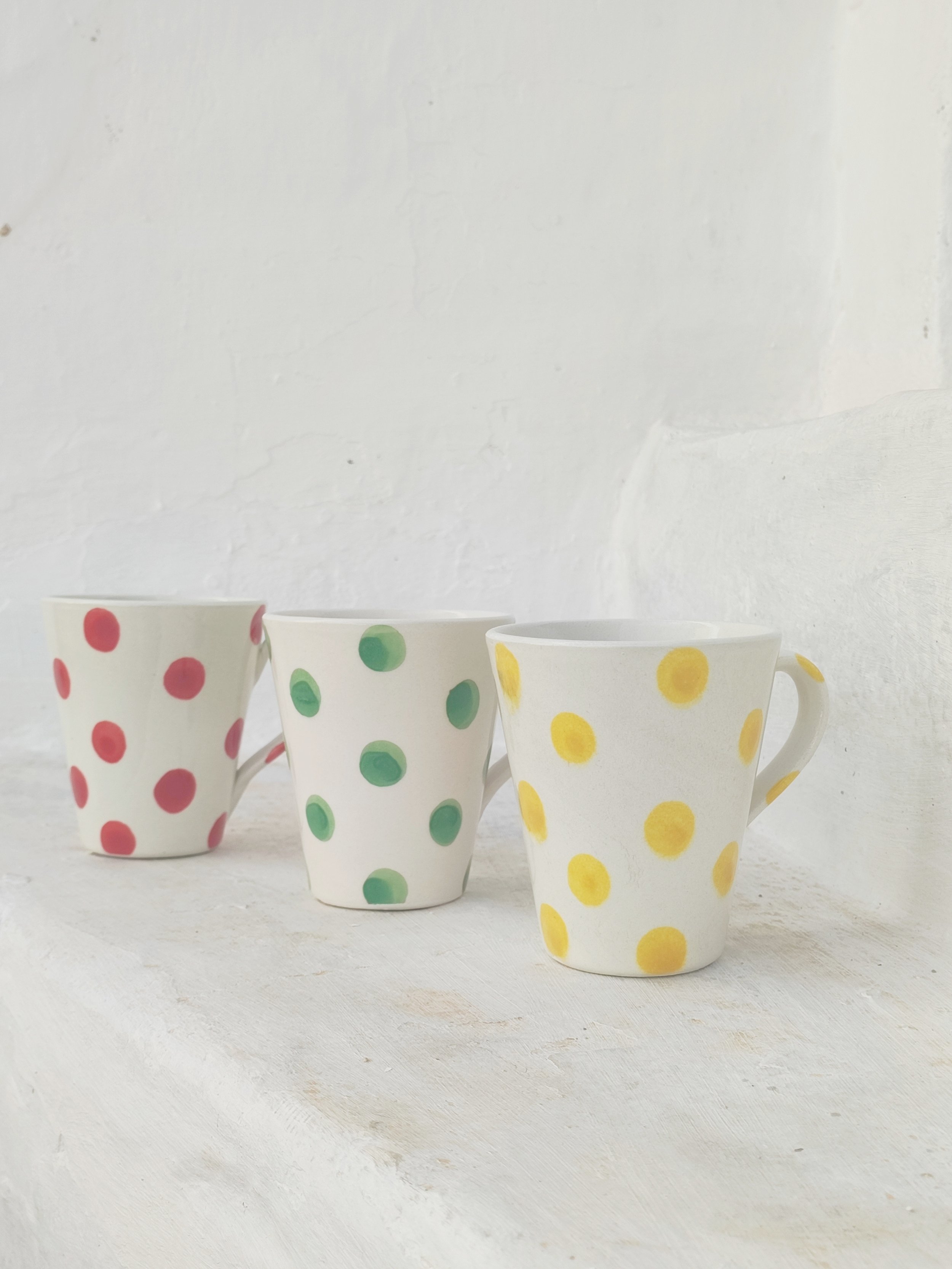 CALIZA_TAZA_MUG_LUNARES_NIJAR_VERDE_ROJA_AMARILLA.jpg